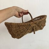 Small basket in woven wicker and hazelnut