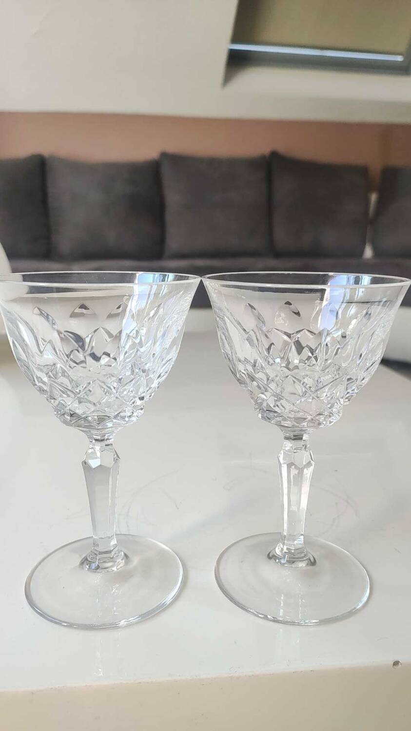 Lot 4 x White wine glasses with flared necks. Crisscross/water drop patterns..