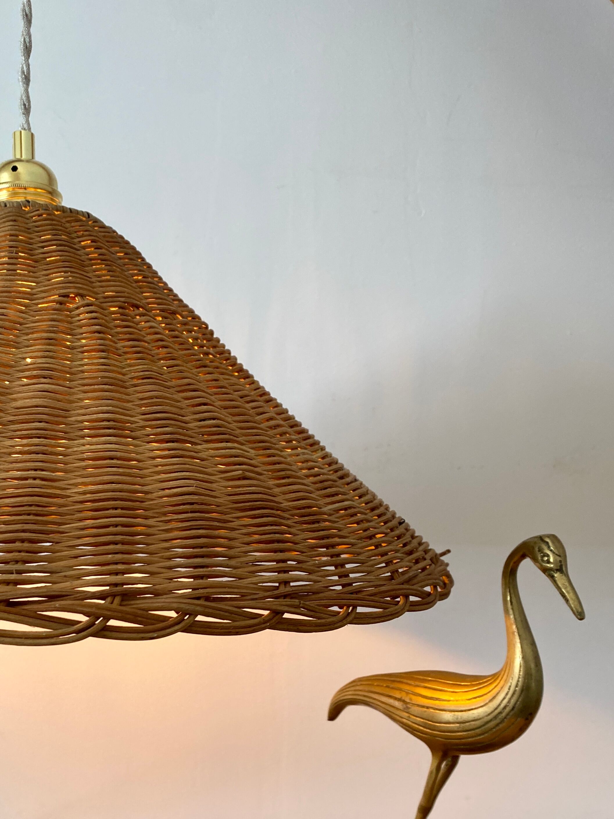 Vintage wicker lampshade suspension
