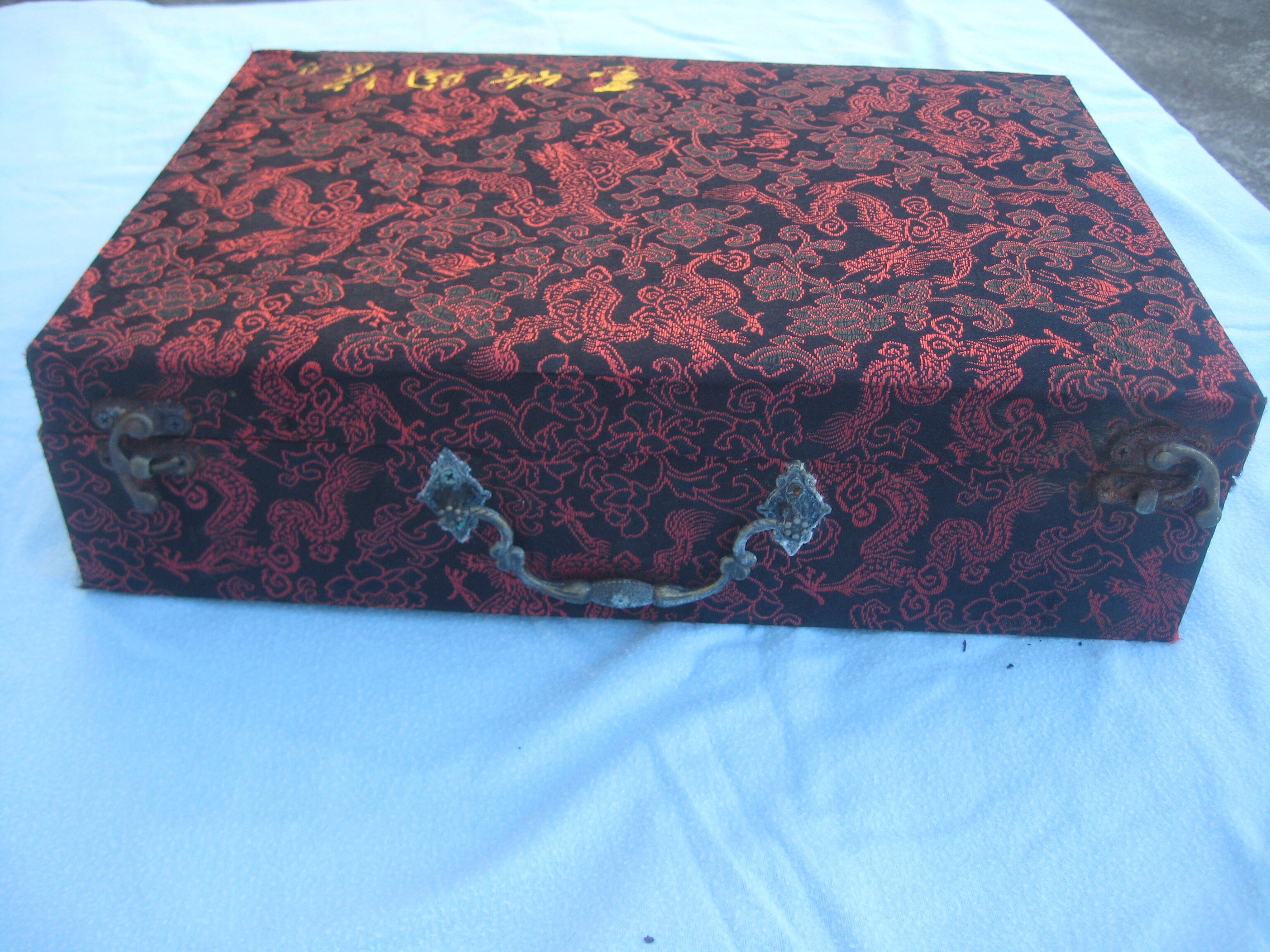 Old luxury chinese box, 12 porcelain bowls