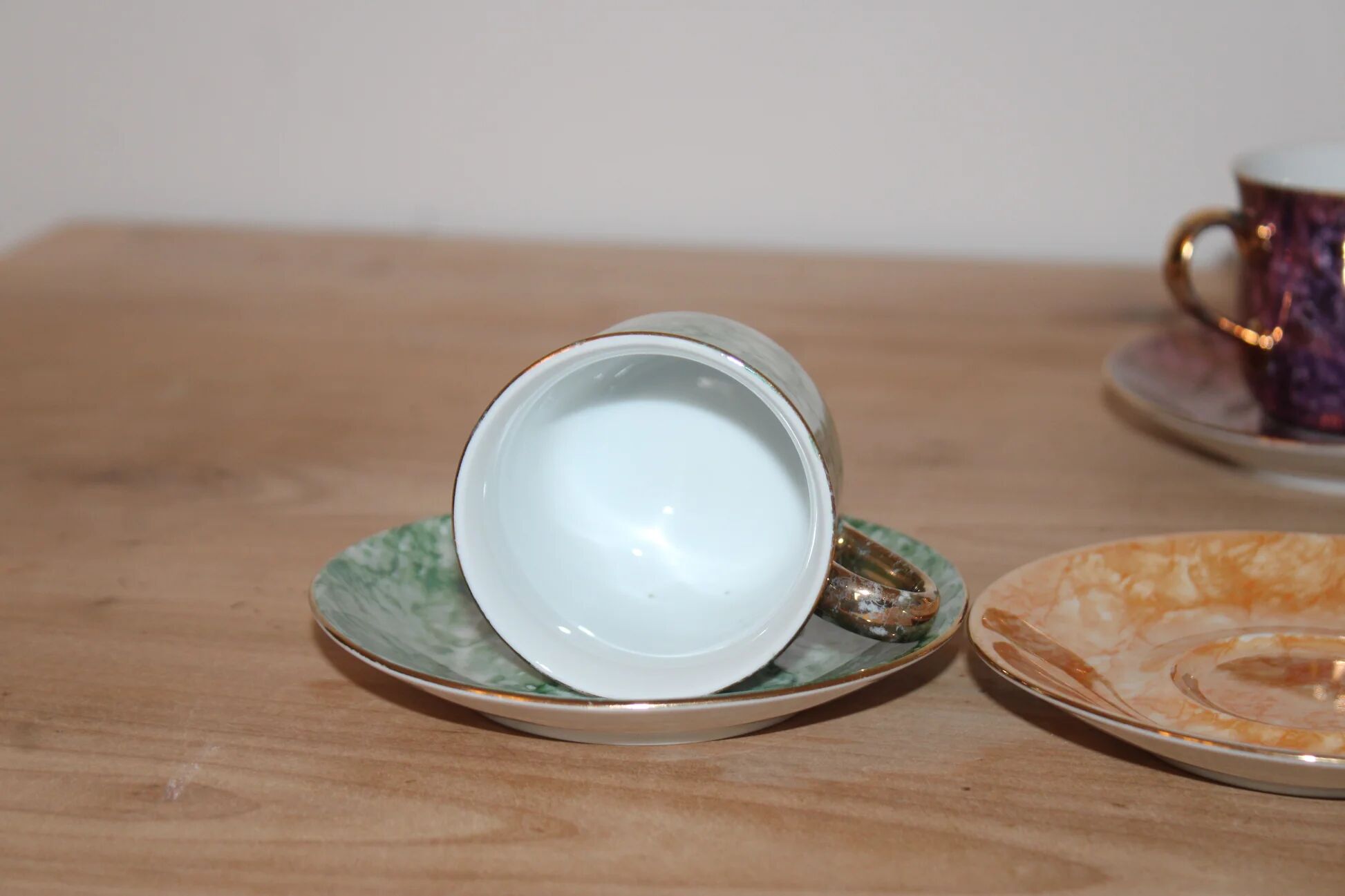 Set of 5 marbled porcelain coffee cups and saucers, hand-painted, with a gold rim.