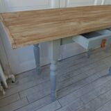 Table de ferme vintage piètement et ceinture réenchantés en vert de gris, plateau bois.