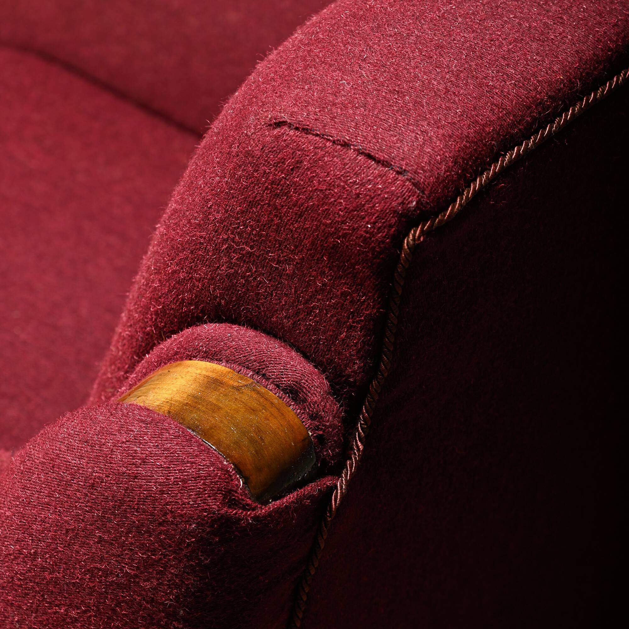 Paire de fauteuils Art déco d'ébéniste danois, revêtus de tissu de laine bordeaux