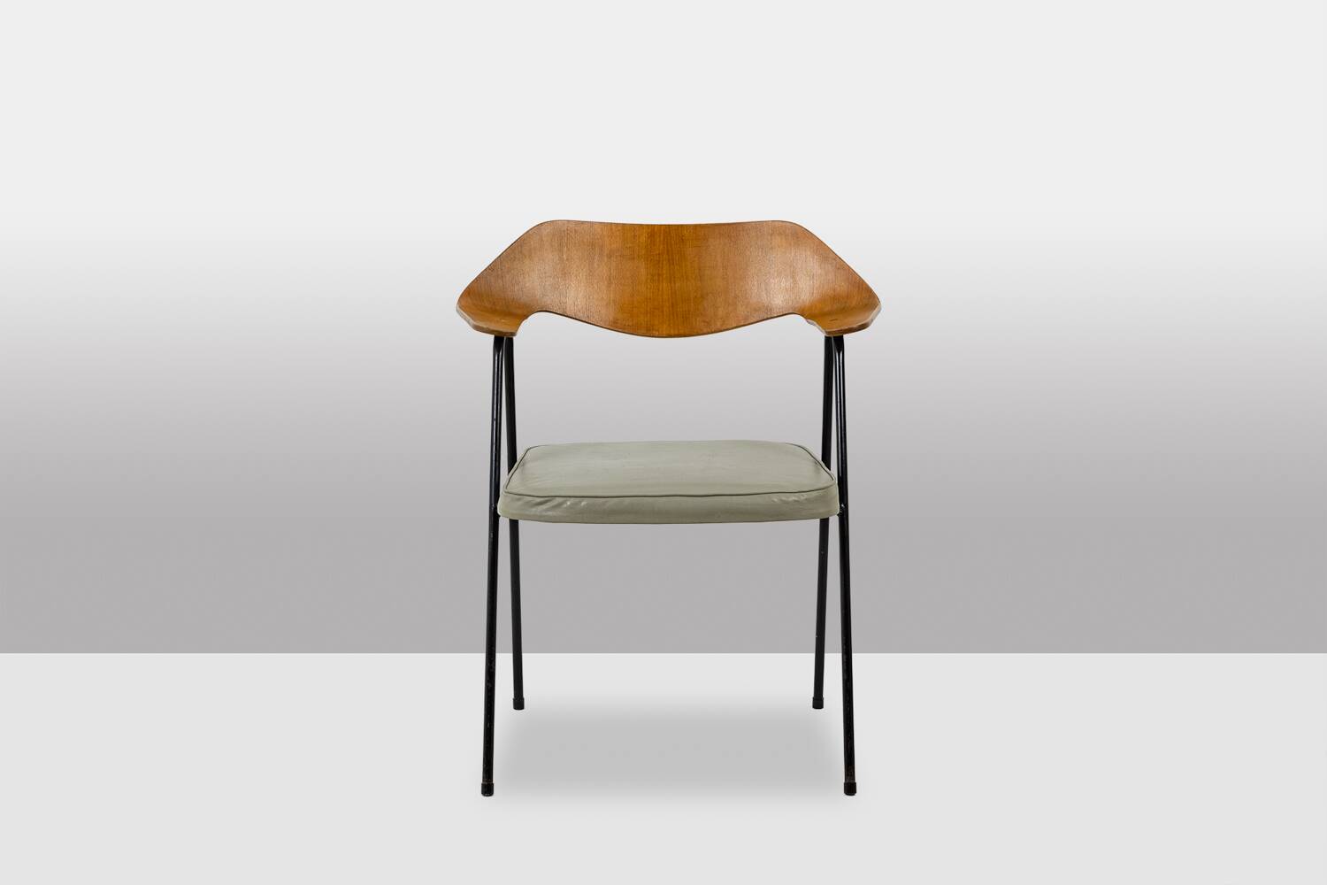 Robin Day. Thermoformed wooden office chair. Airborne circa 1950-60