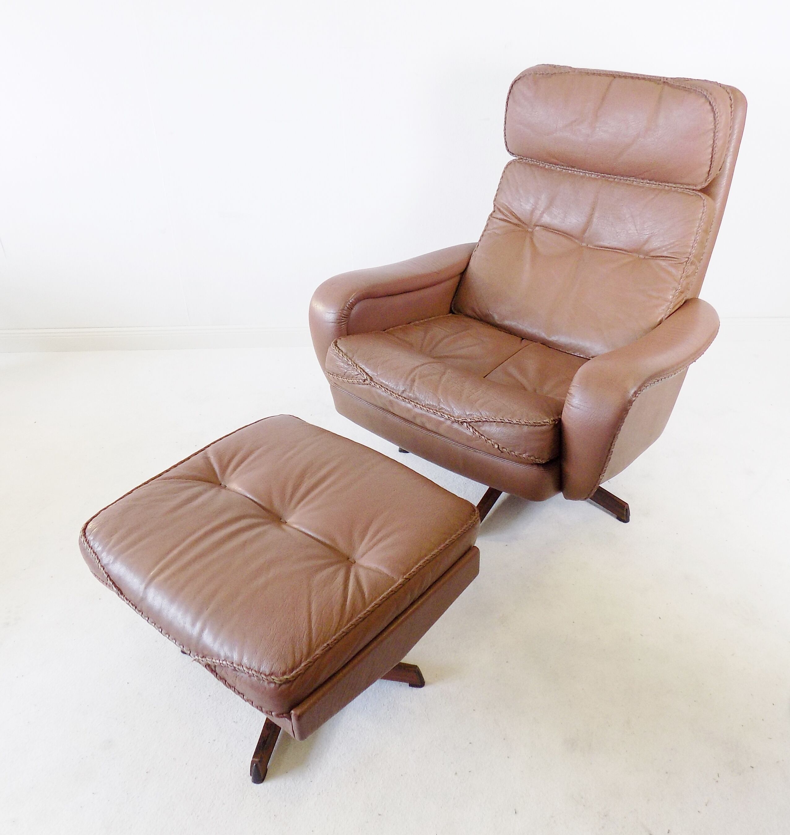 Fauteuil cuir avec pouf de Madsen & Schübel pour Bovenkamp