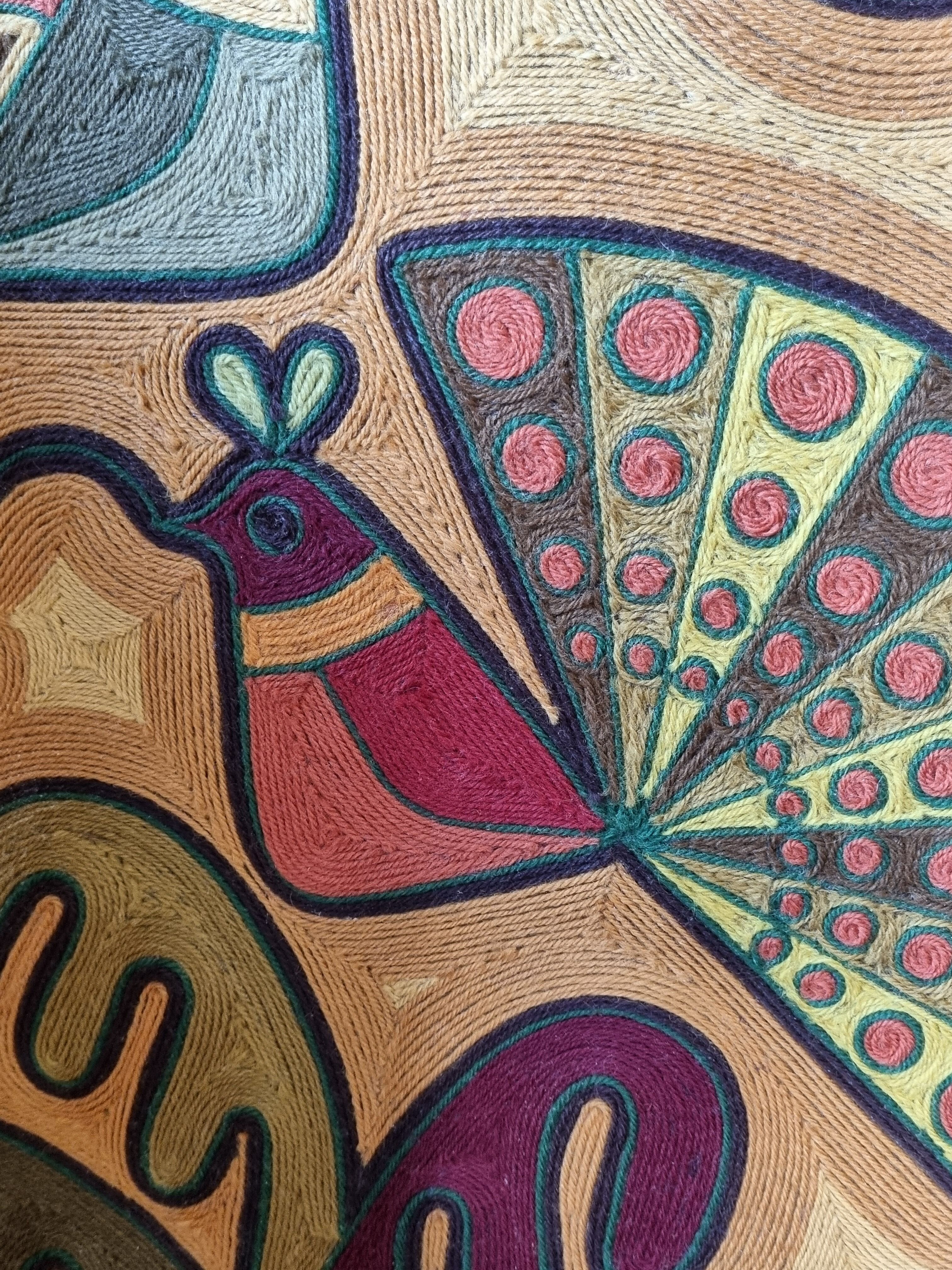 Paravent à décor de fils de laine, art "Huichol", signé, 123 cm