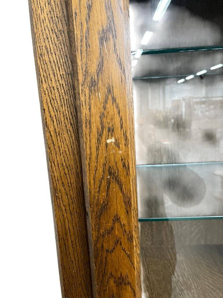 Vitrine vintage robuste en bois / armoire