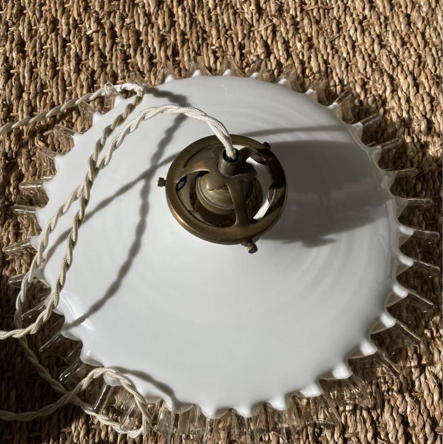 Suspension plissée verre opaline blanc et transparent ondulée