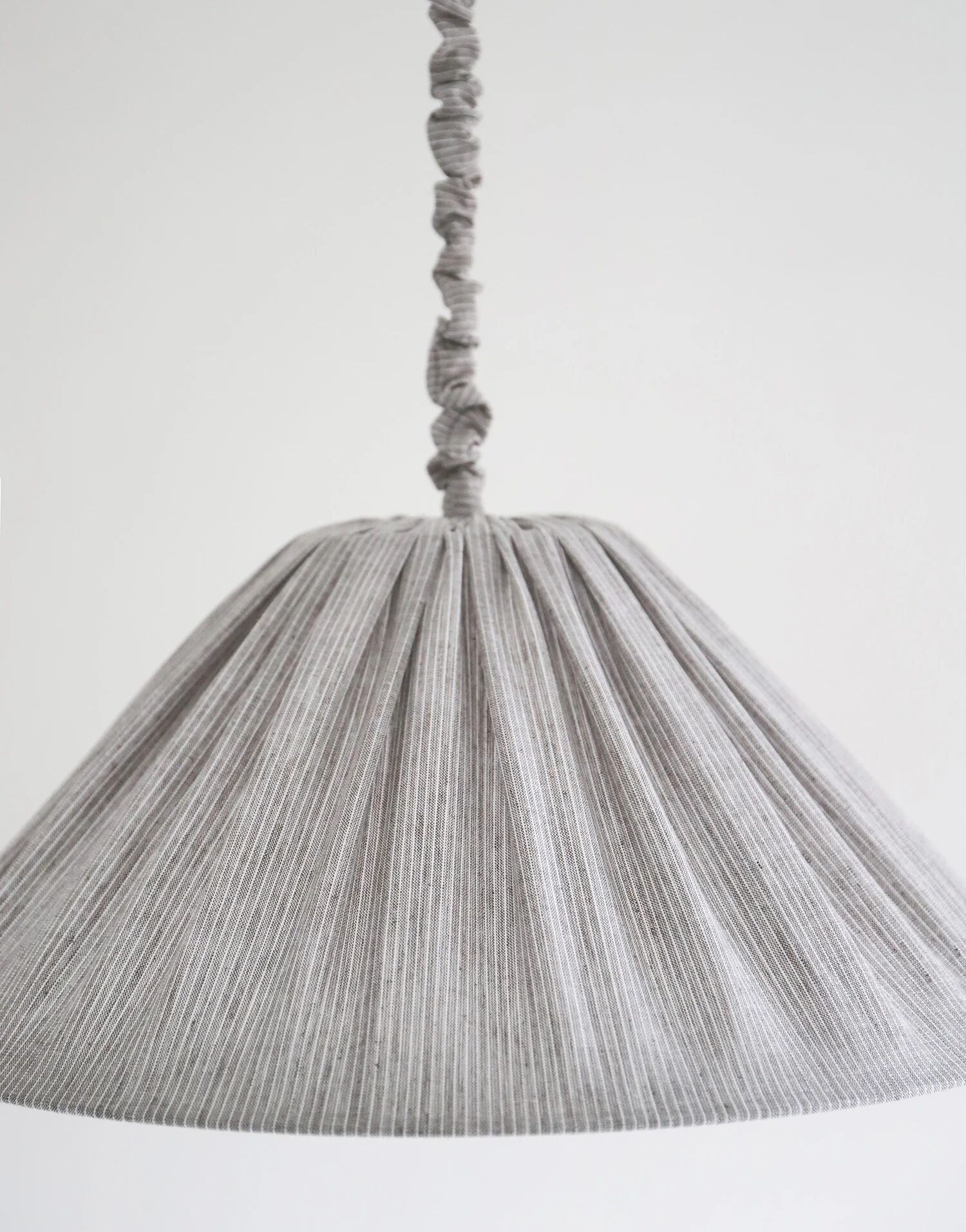 Suspension en lin et coton plissé "Malala" fines rayures classic grey