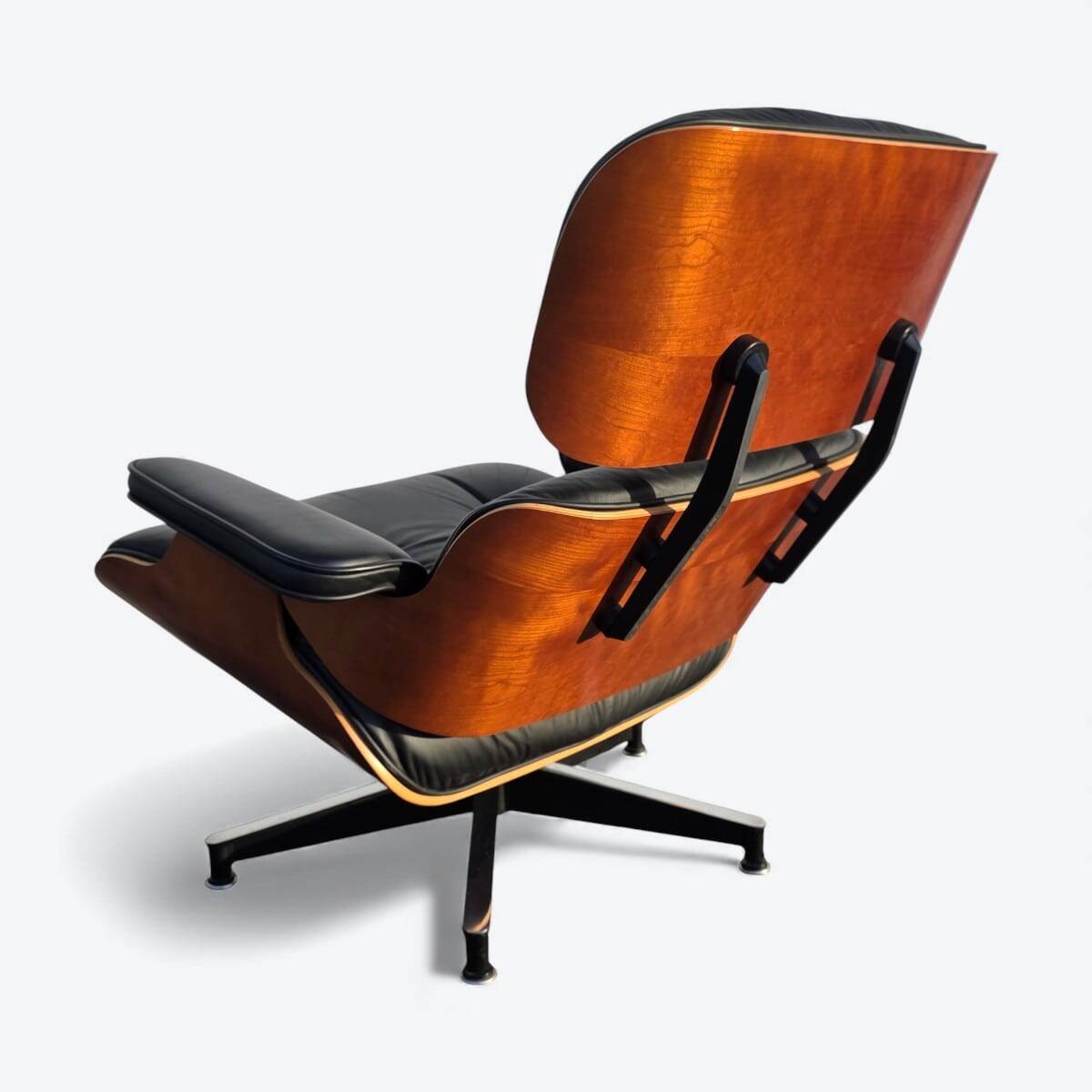 Fauteuil et repose-pieds Herman Miller Original Eames, noir et cerisier