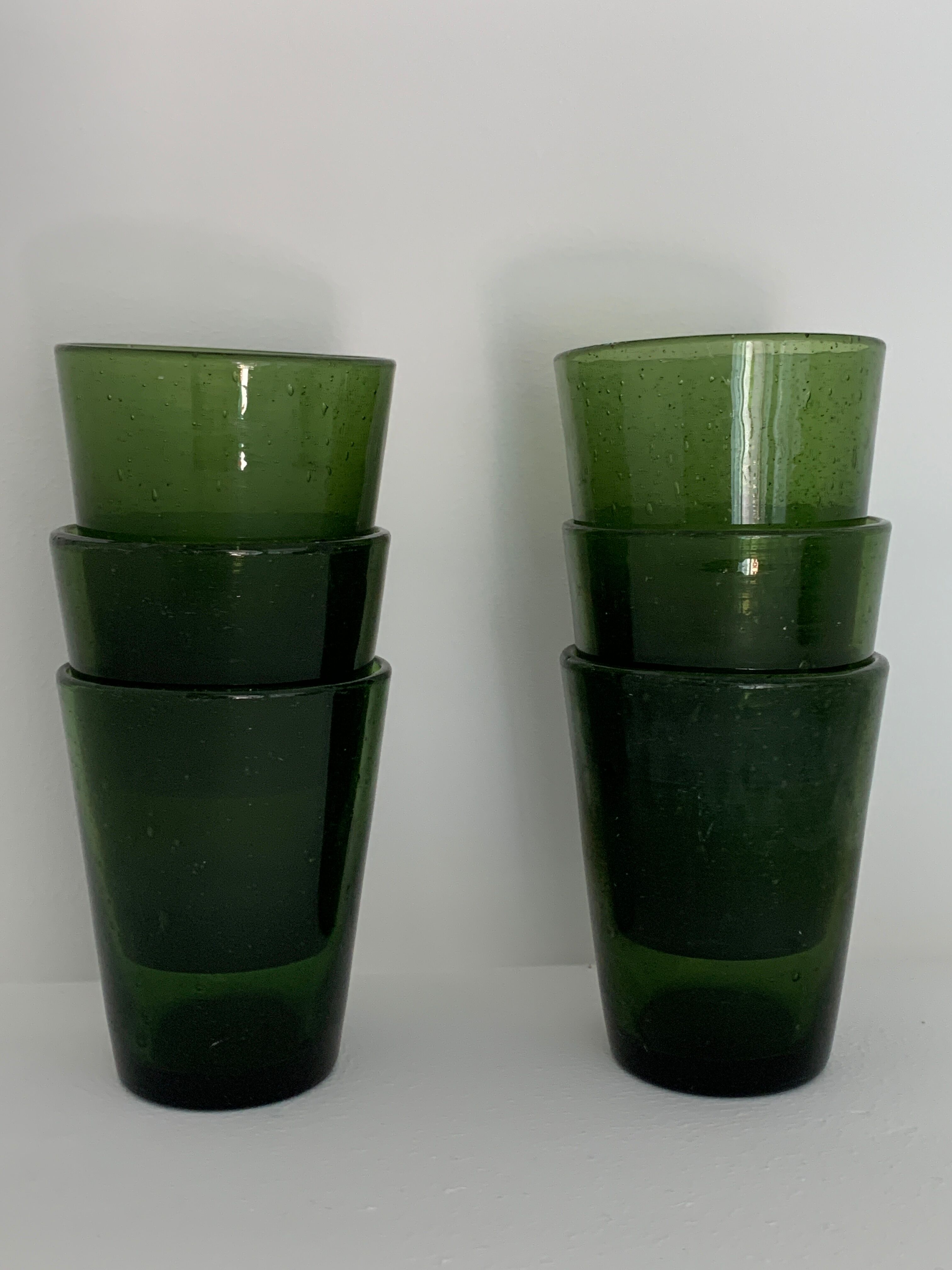 Carafe et 6 verres en verre vert bullé