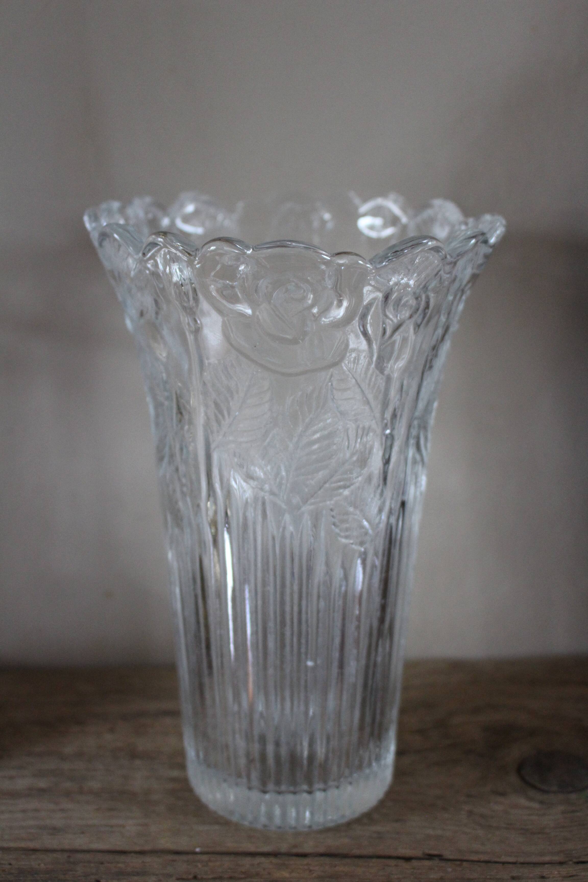 Vase en verre ciselé à décor de roses vintage
