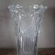 Vase en verre ciselé à décor de roses vintage