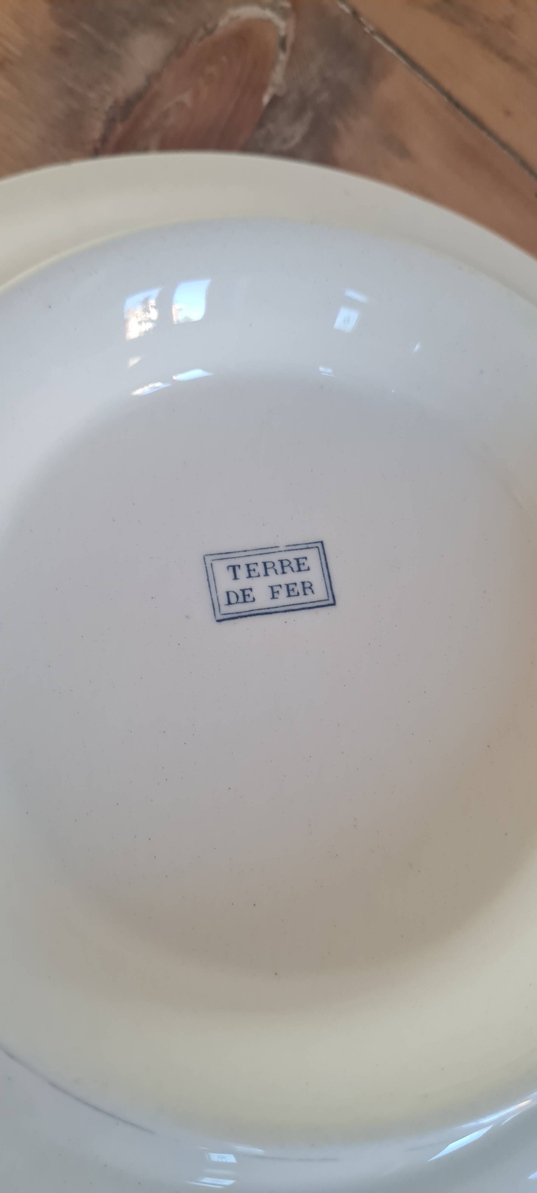 Flat serving compotier in iron earth