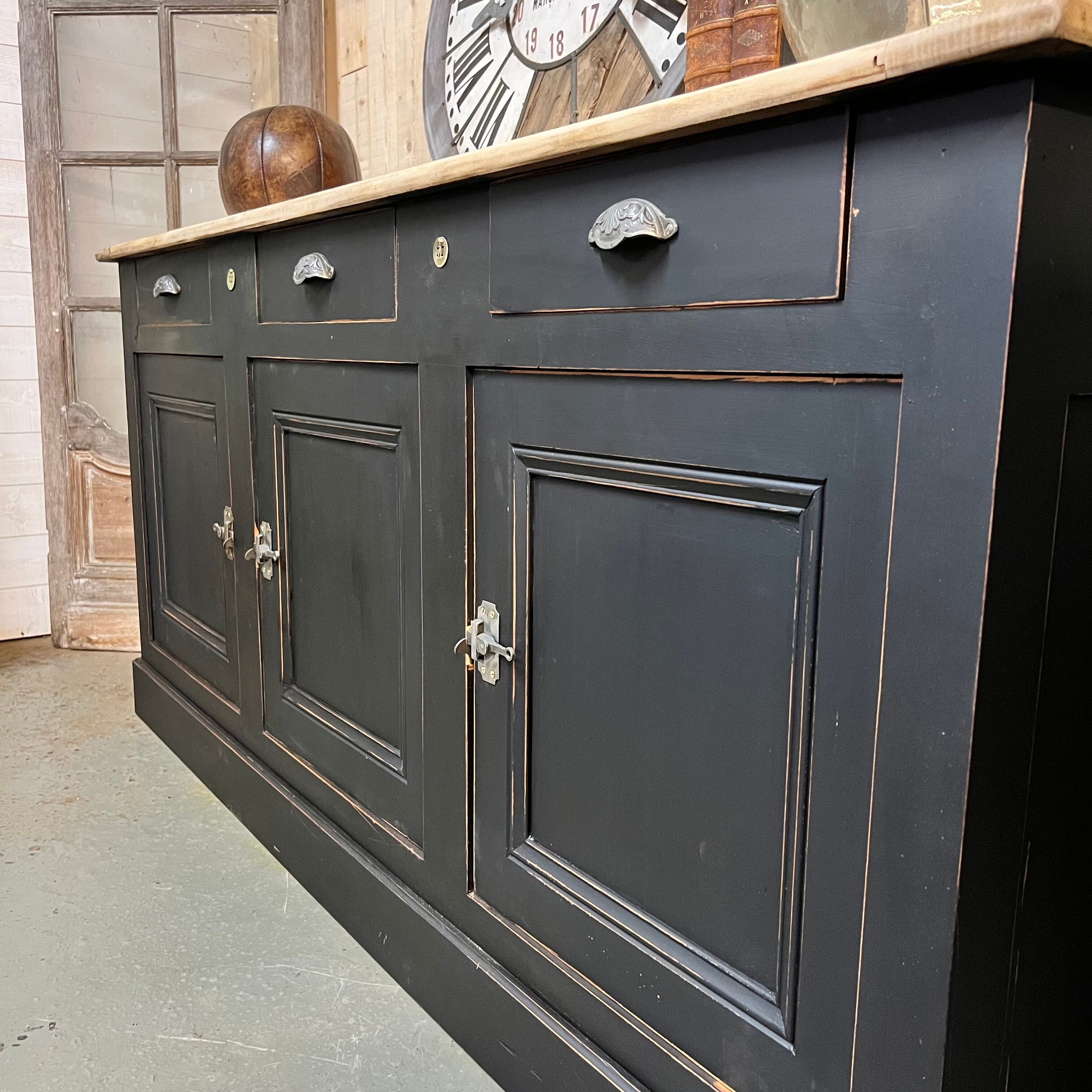 Buffet enfilade of trade