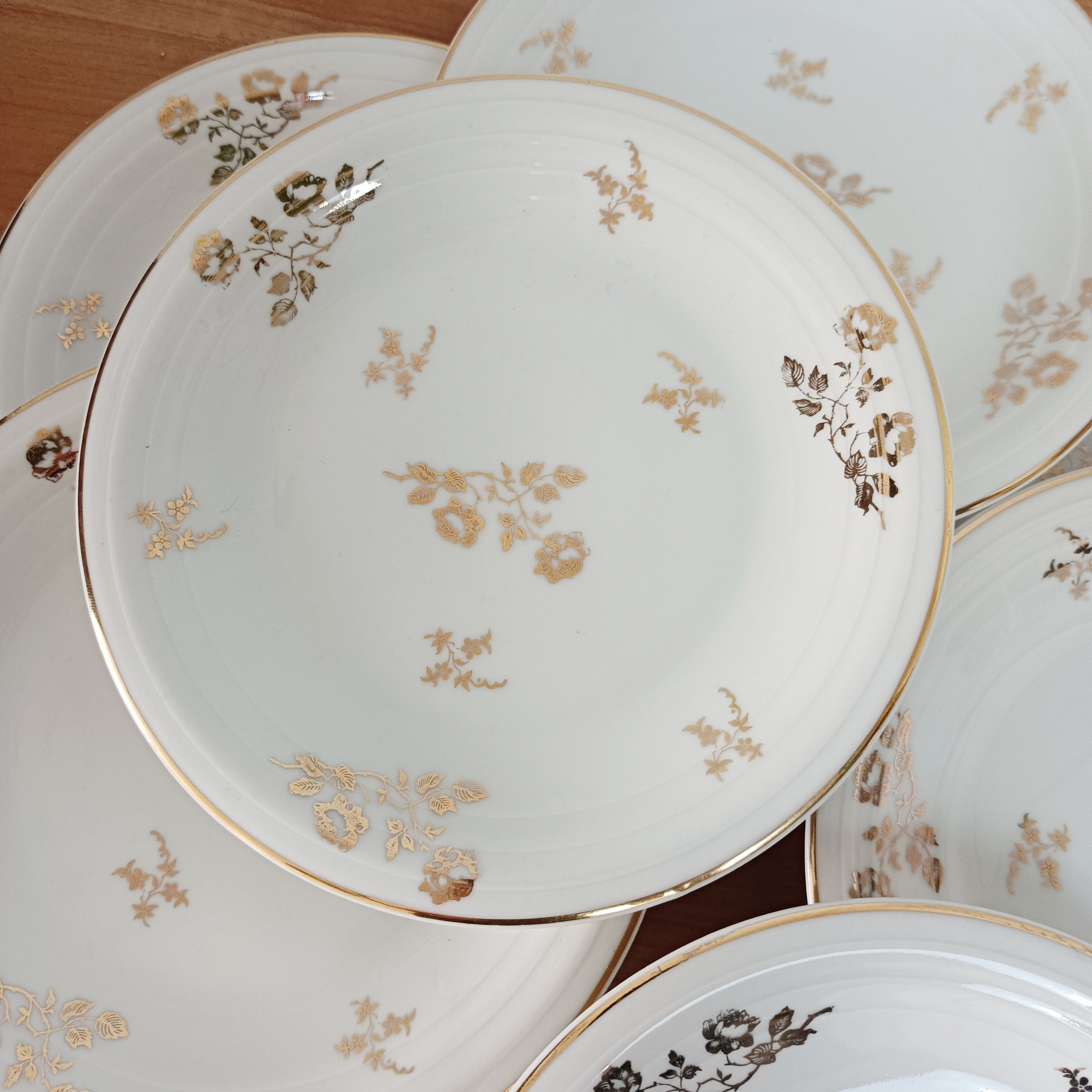 Dessert service, 10 plates and 1 pie dish, in Limoges Porcelain, white and gold