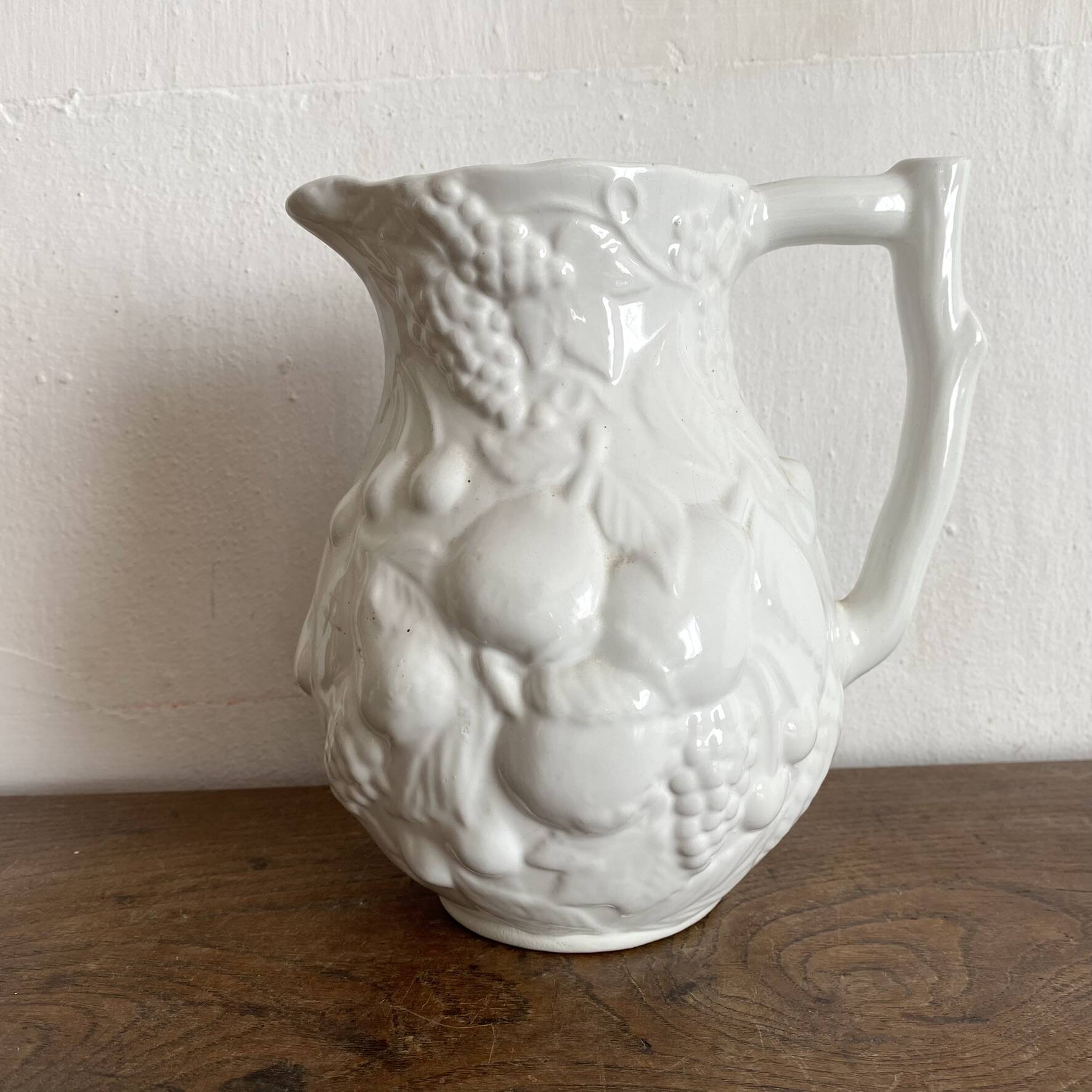 Jug in slipware with fruits