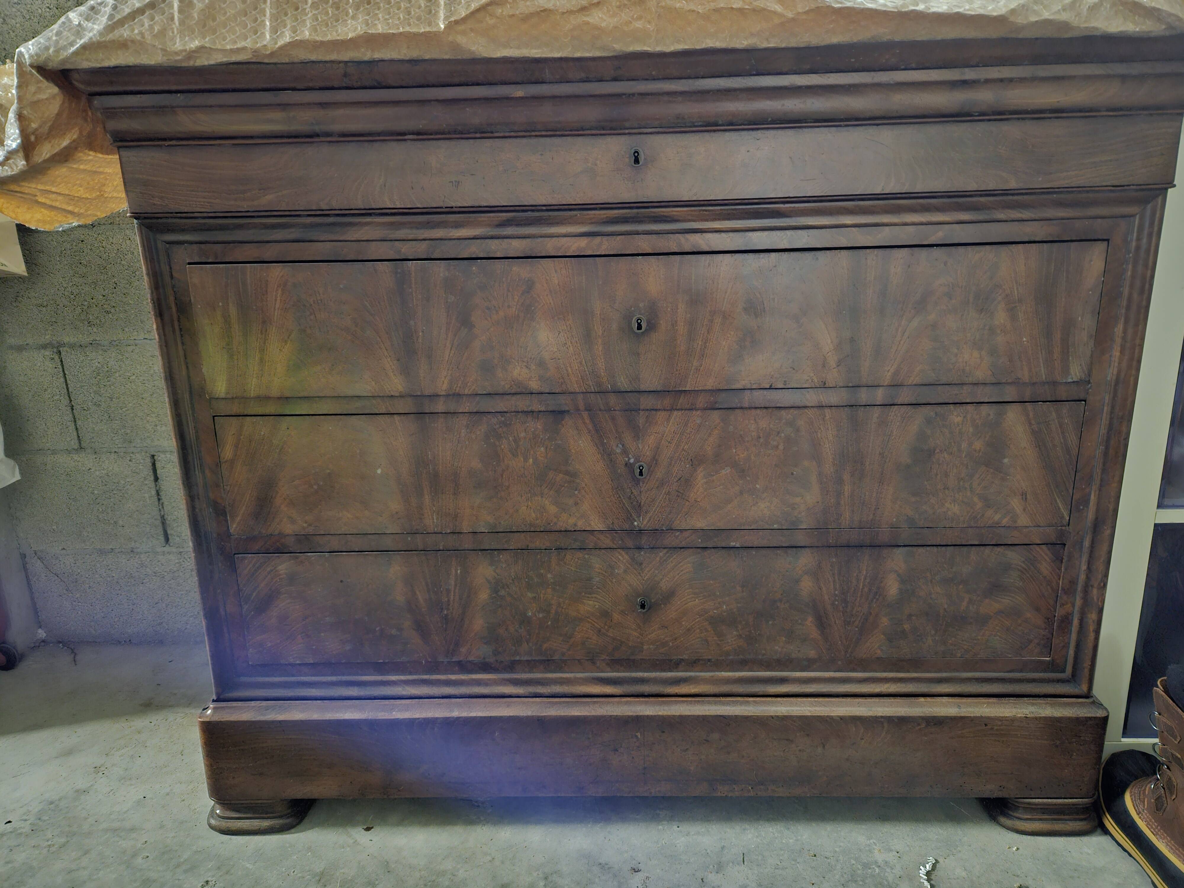 Chest of drawers