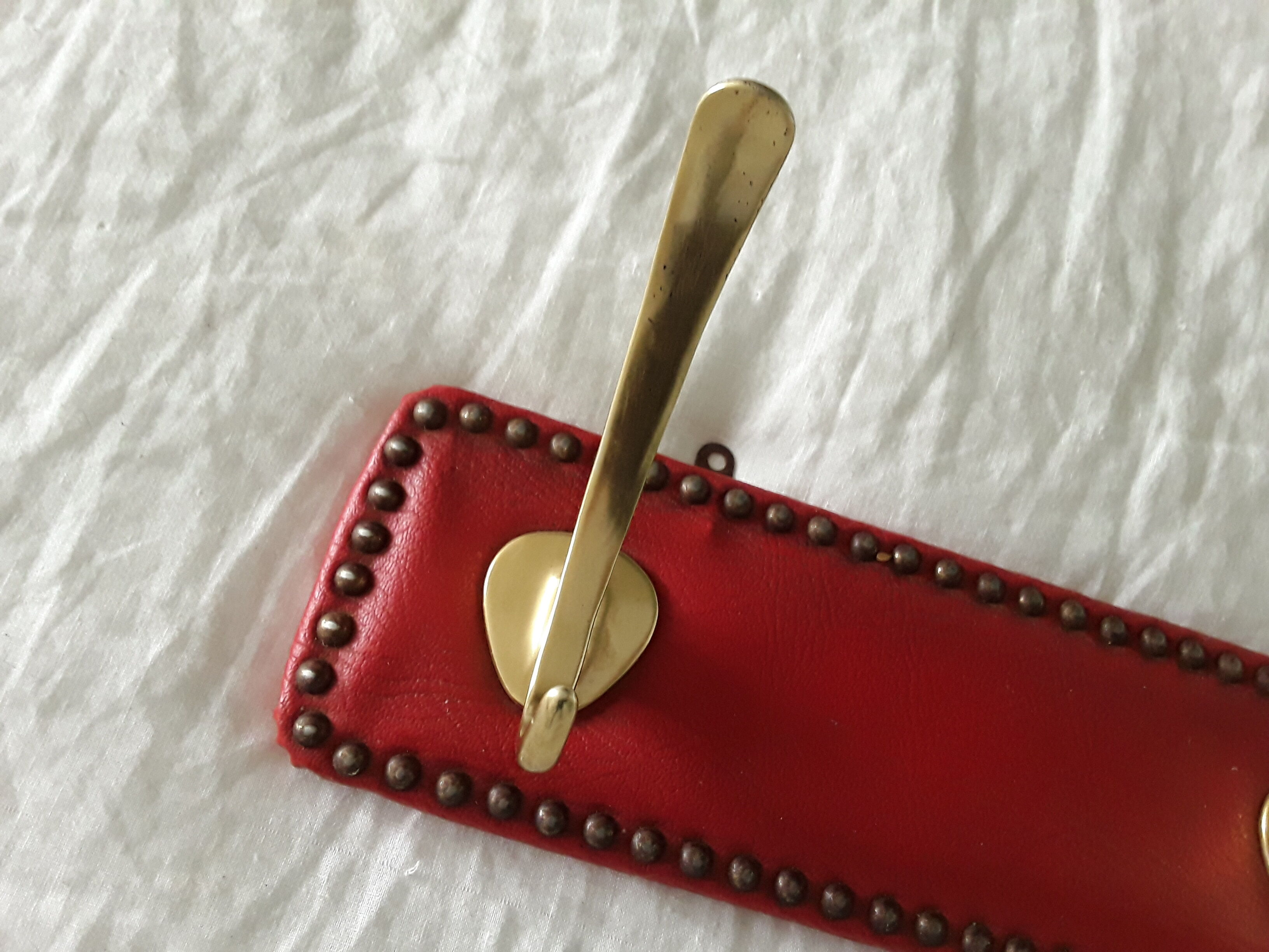 Porte-manteau vintage 1950 skaï et laiton 3 patères