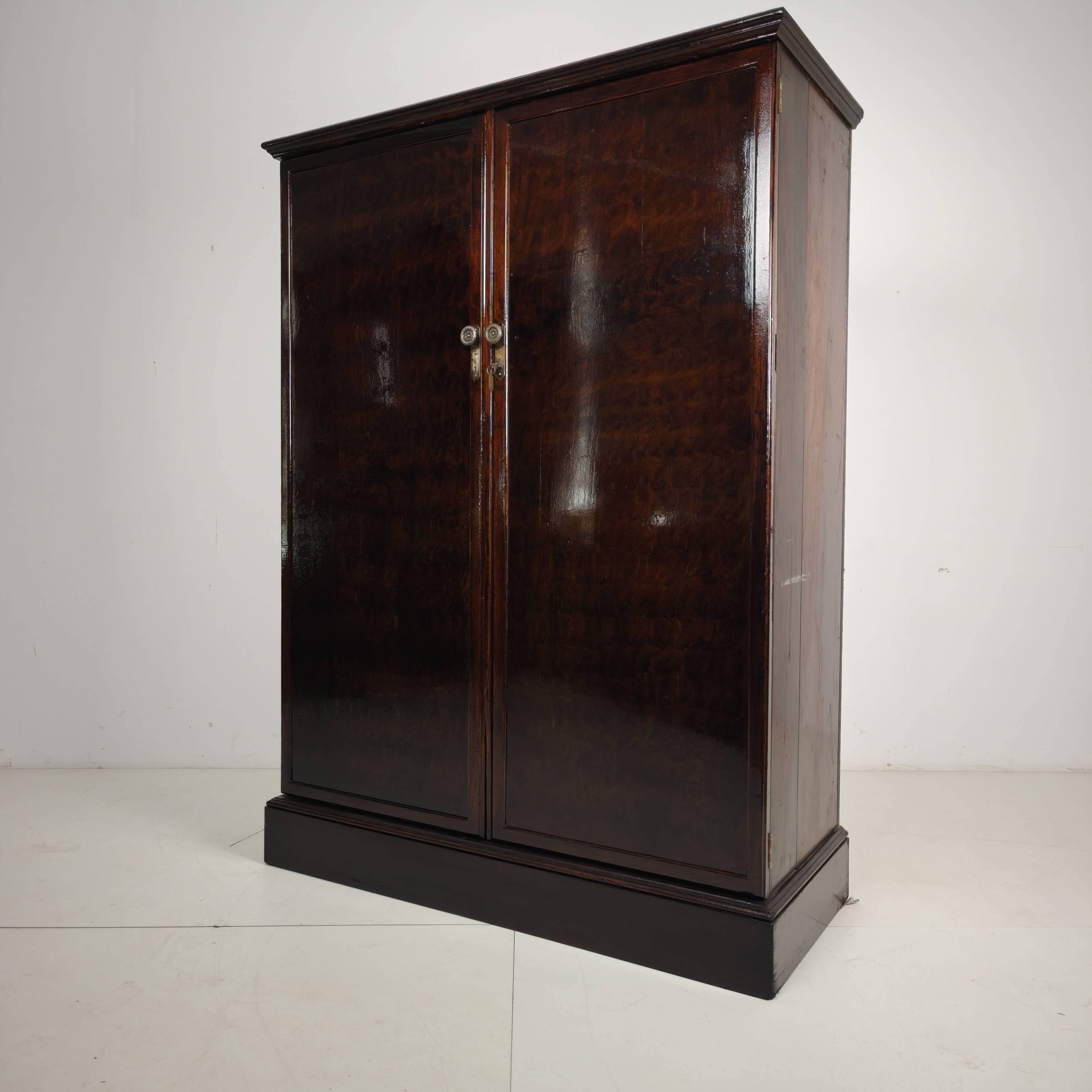 Armoire compacte pour homme en chêne Art Déco anglais
