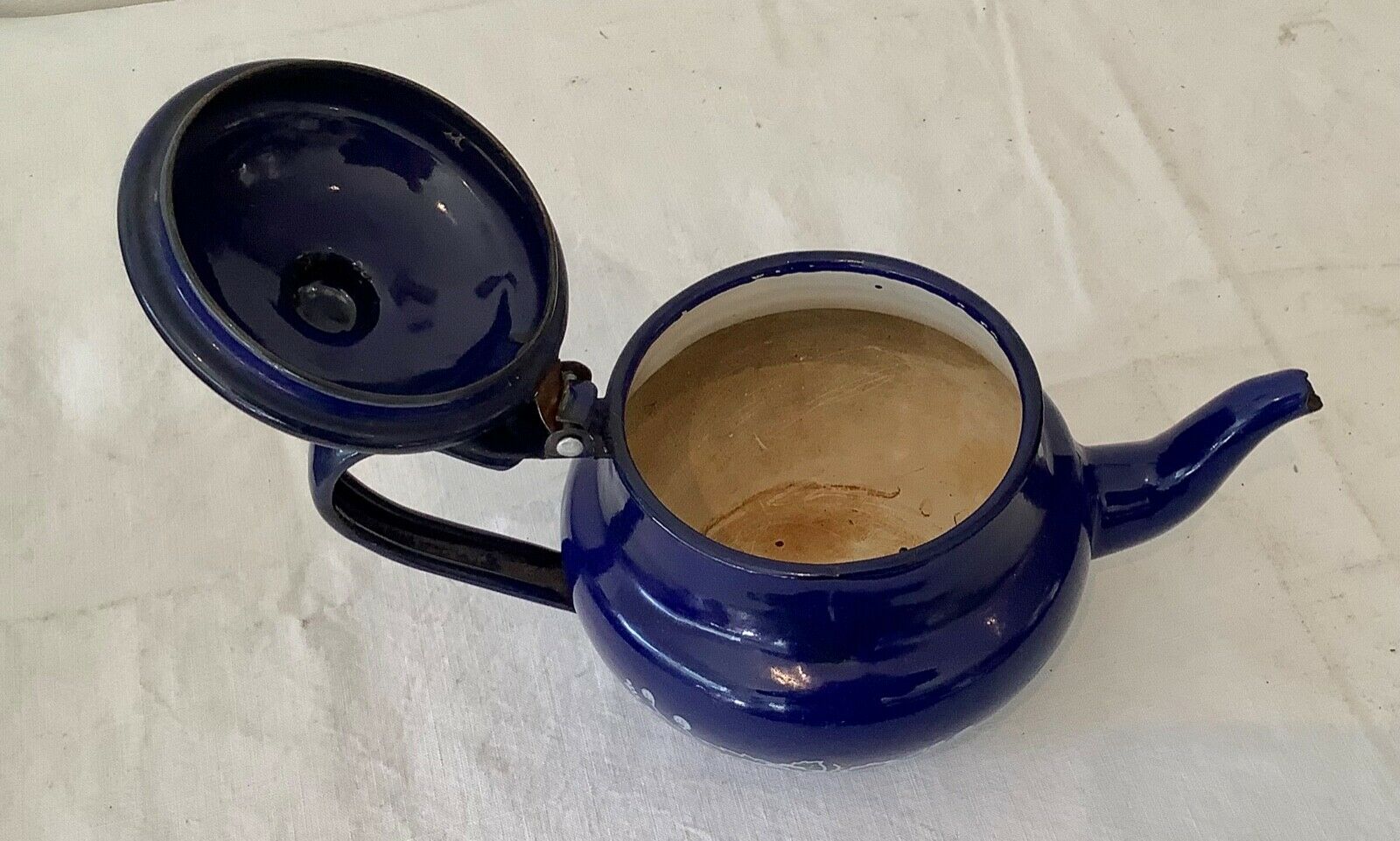 Vintage teapot 1950 in enamelled sheet metal