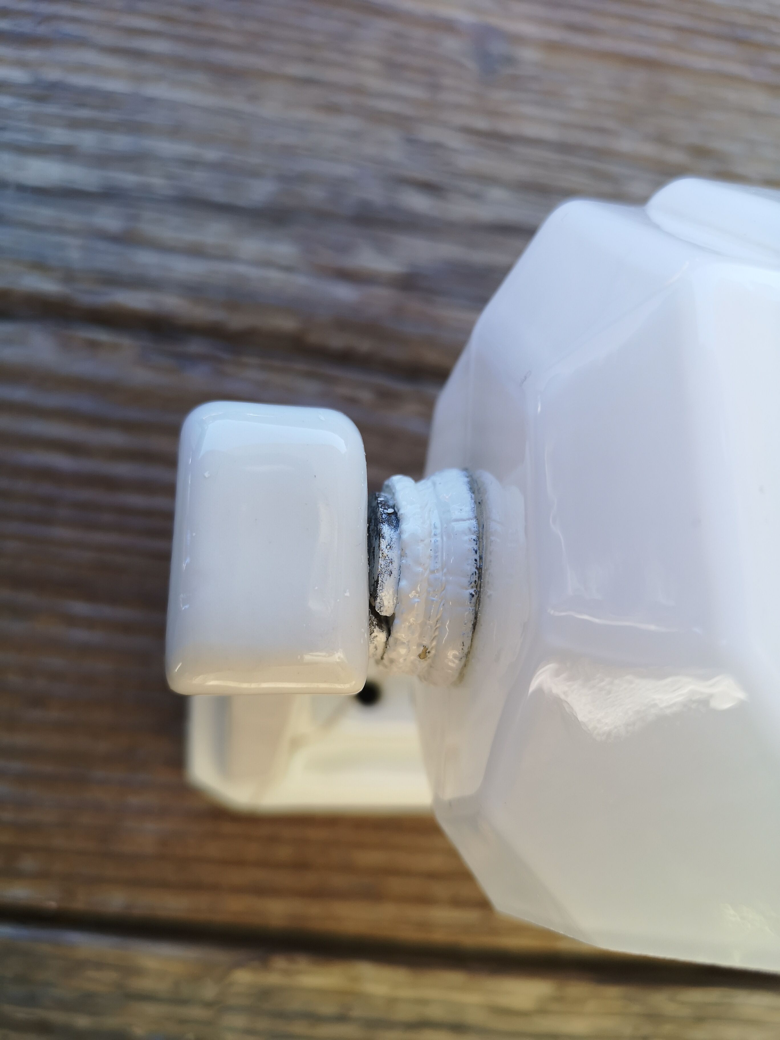 Art deco bathroom apply in porcelain and white opaline