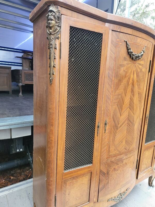 Meuble ancien galbé en bois marqueté et bronzes figuratifs – fin XIXe