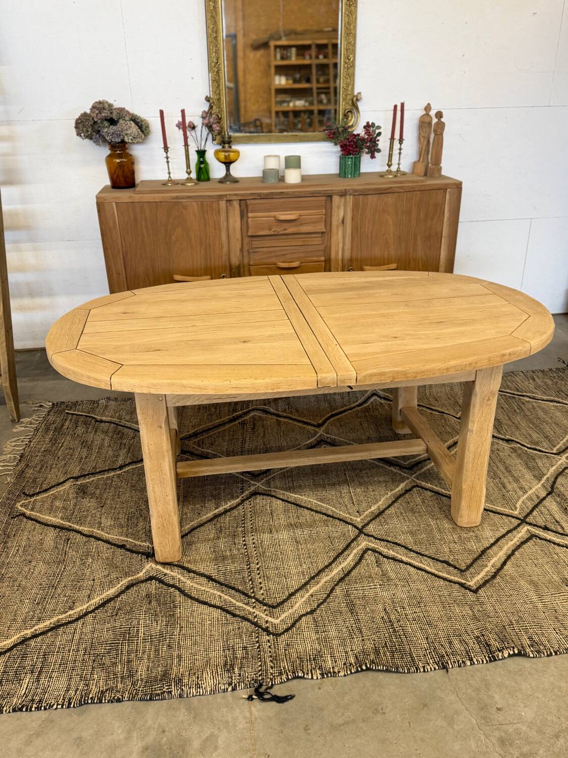 Extendable farmhouse table in solid oak