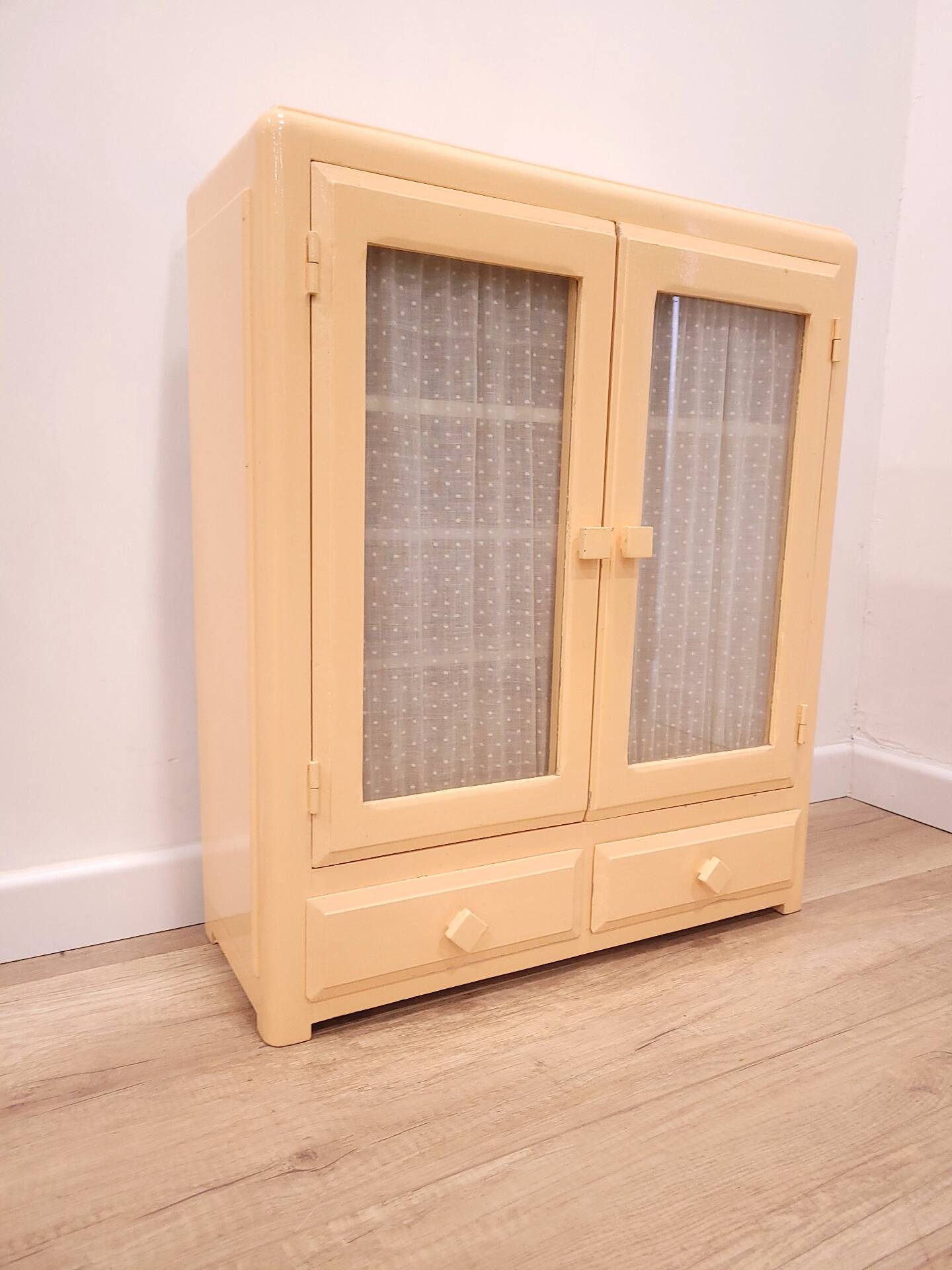 Wall cabinet