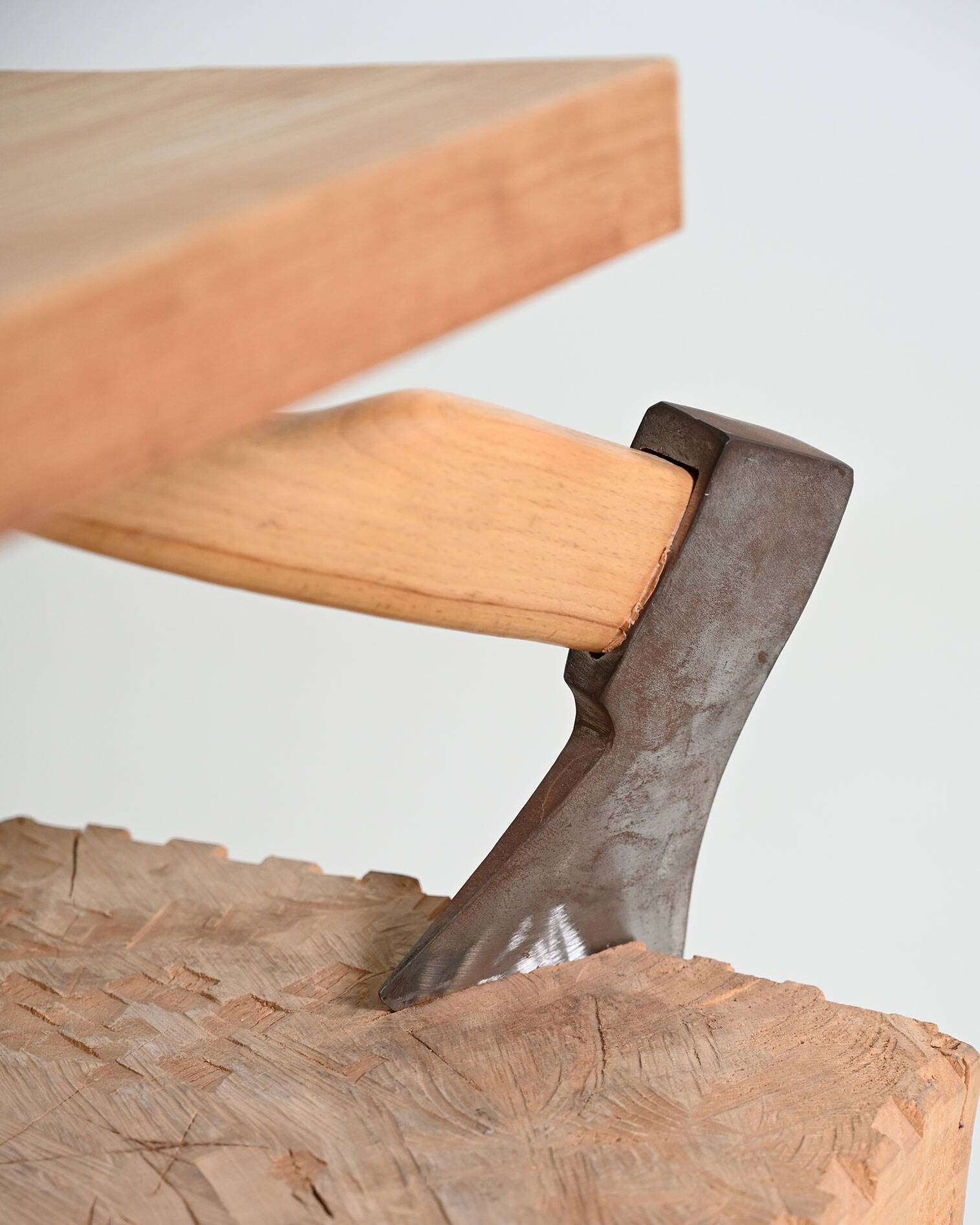Table d'appoint "Chopping Block with Axe" par Raphael Springmann