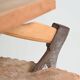 Table d'appoint "Chopping Block with Axe" par Raphael Springmann