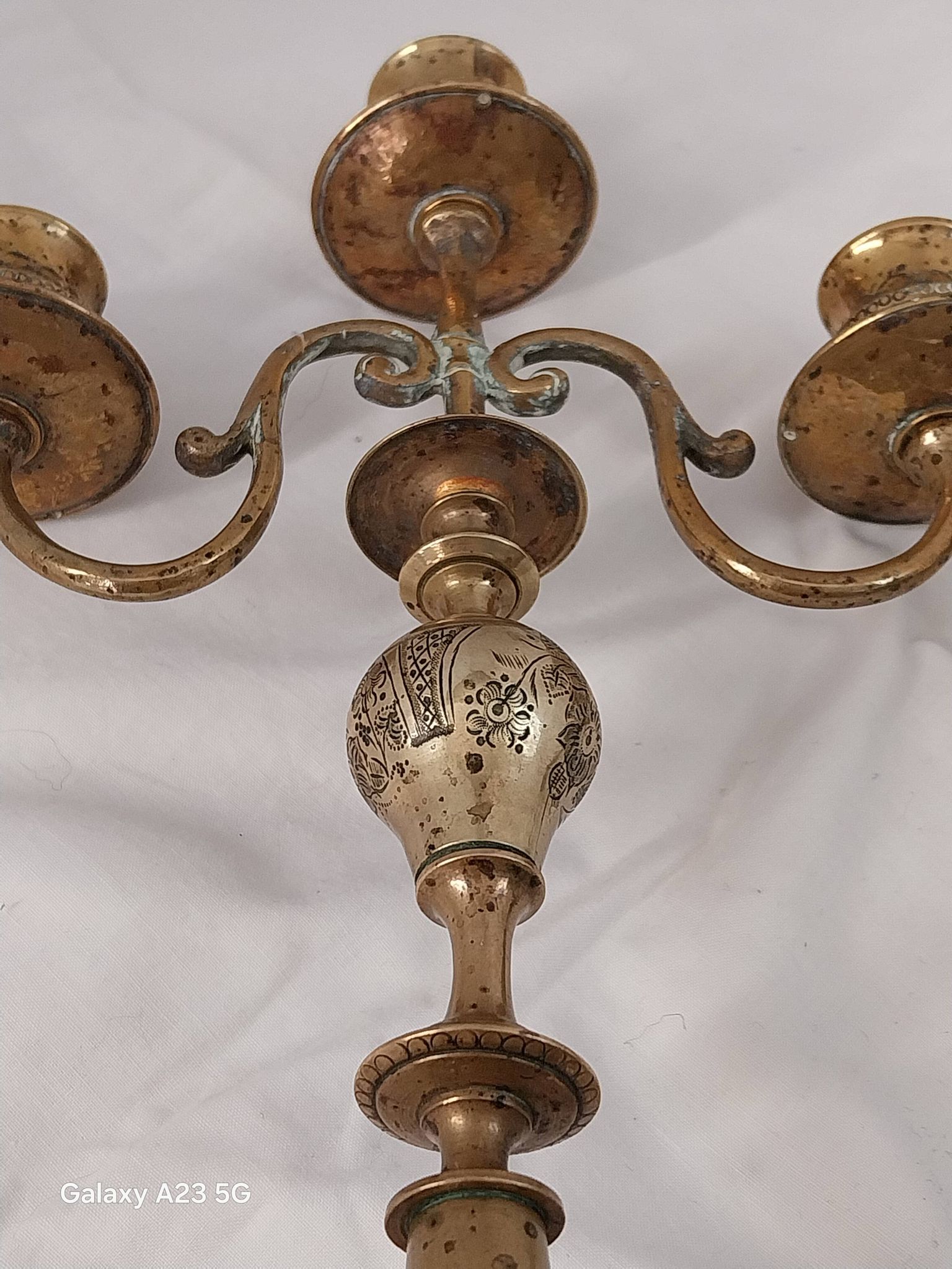 Paire de candélabres en laiton ciselé. Artisanat suédois XX siècle