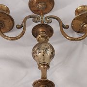 Paire de candélabres en laiton ciselé. Artisanat suédois XX siècle