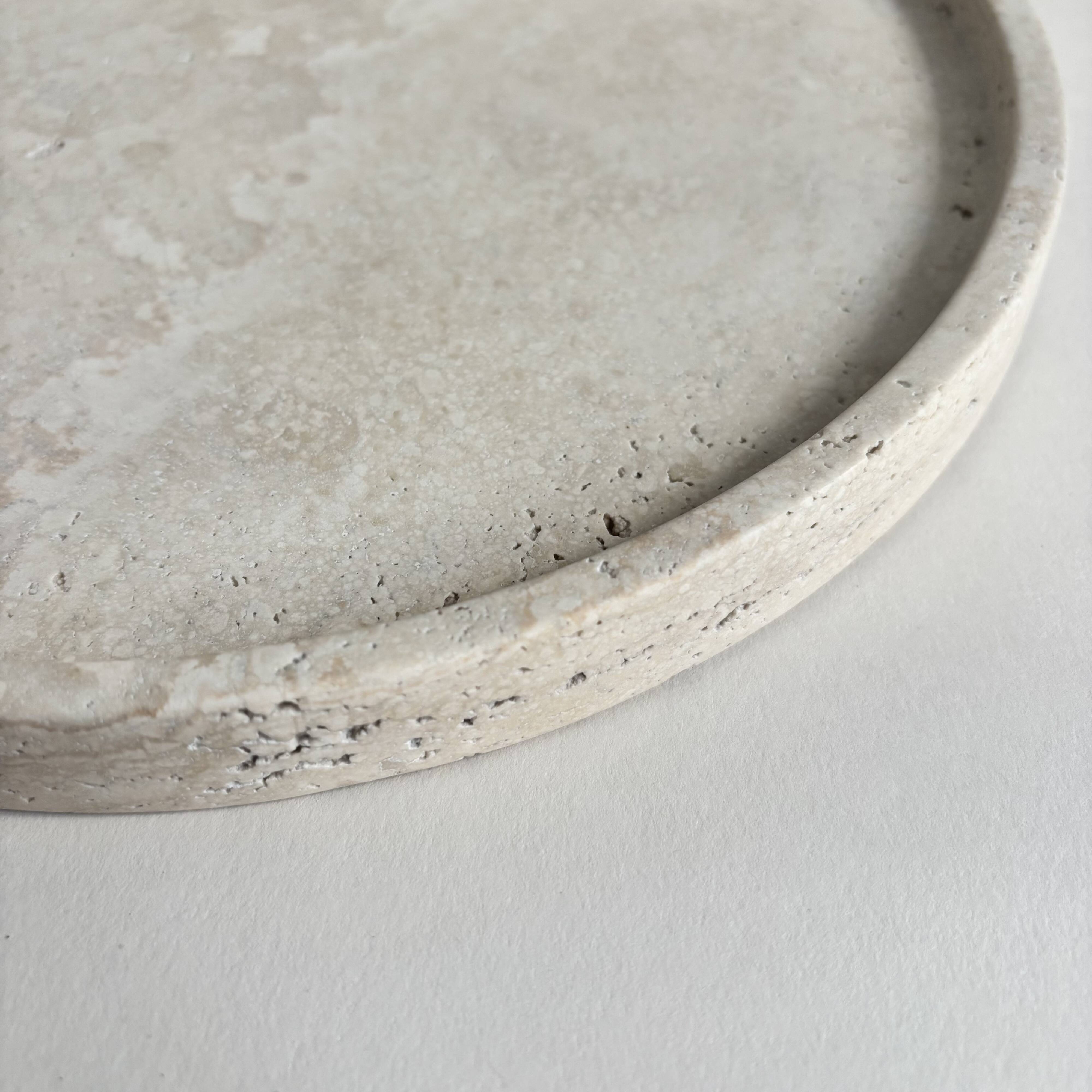 Circular flat travertine pocket emptier