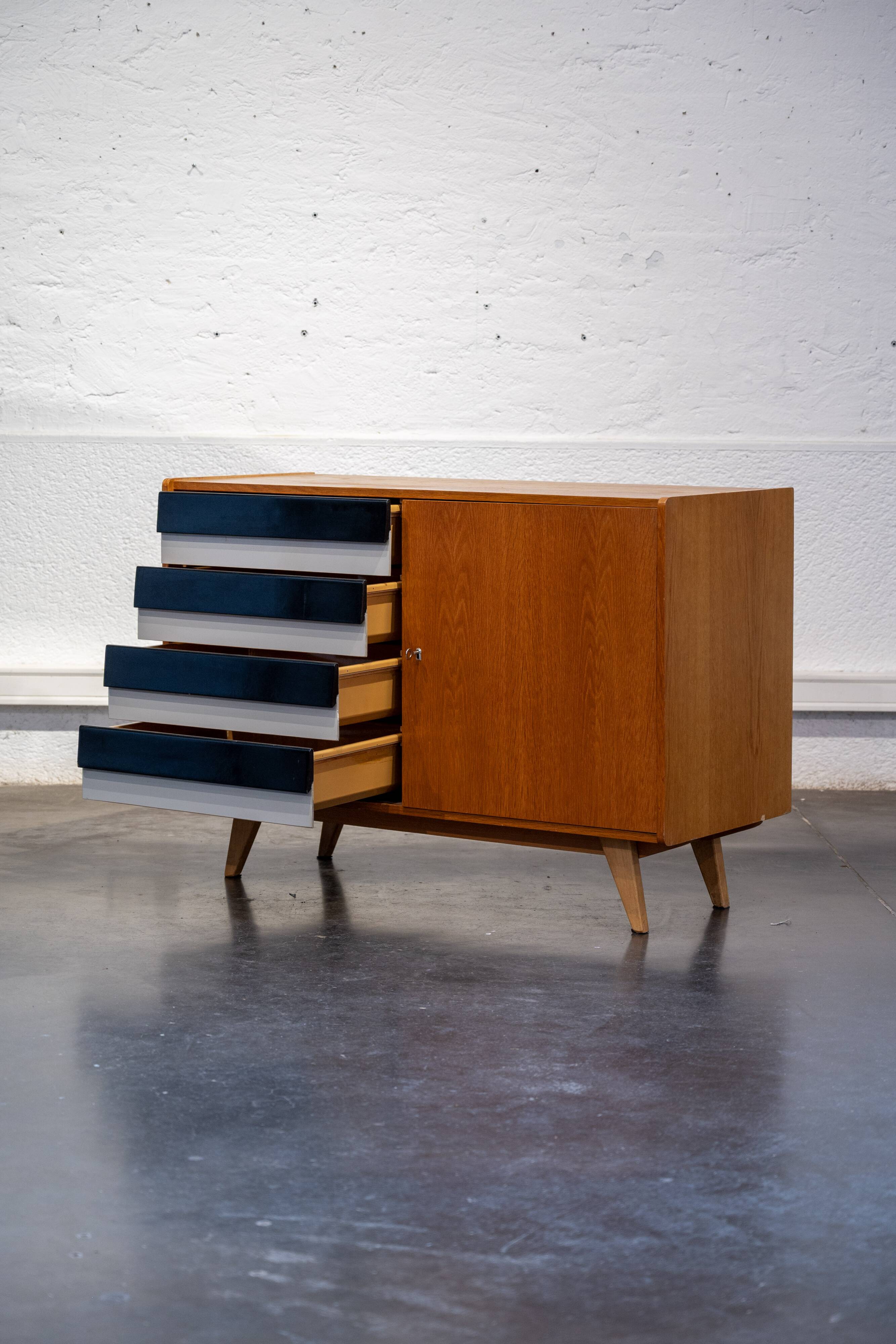 Black and white Jiroutek buffet