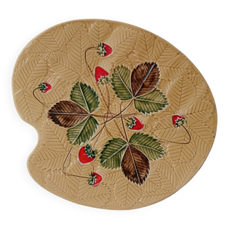 Plat en barbotine motif fraisiers