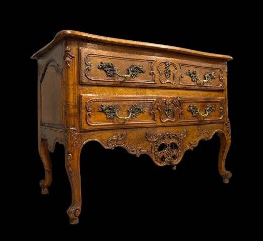 Provençal jumping commode Arlésienne from the Louis XV period in walnut from the 17th century.