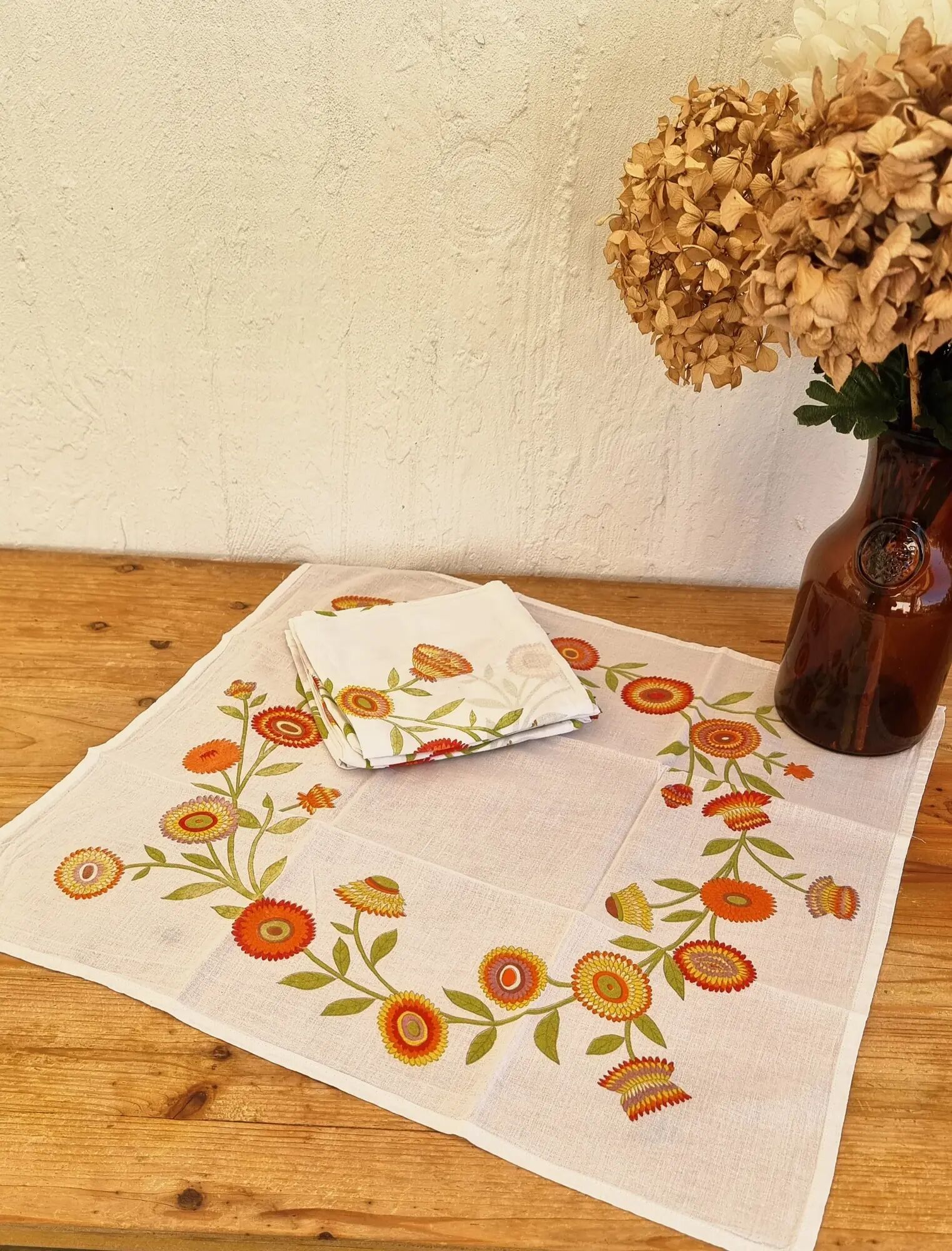 6 vintage table napkins with pop flowers from the 70s.