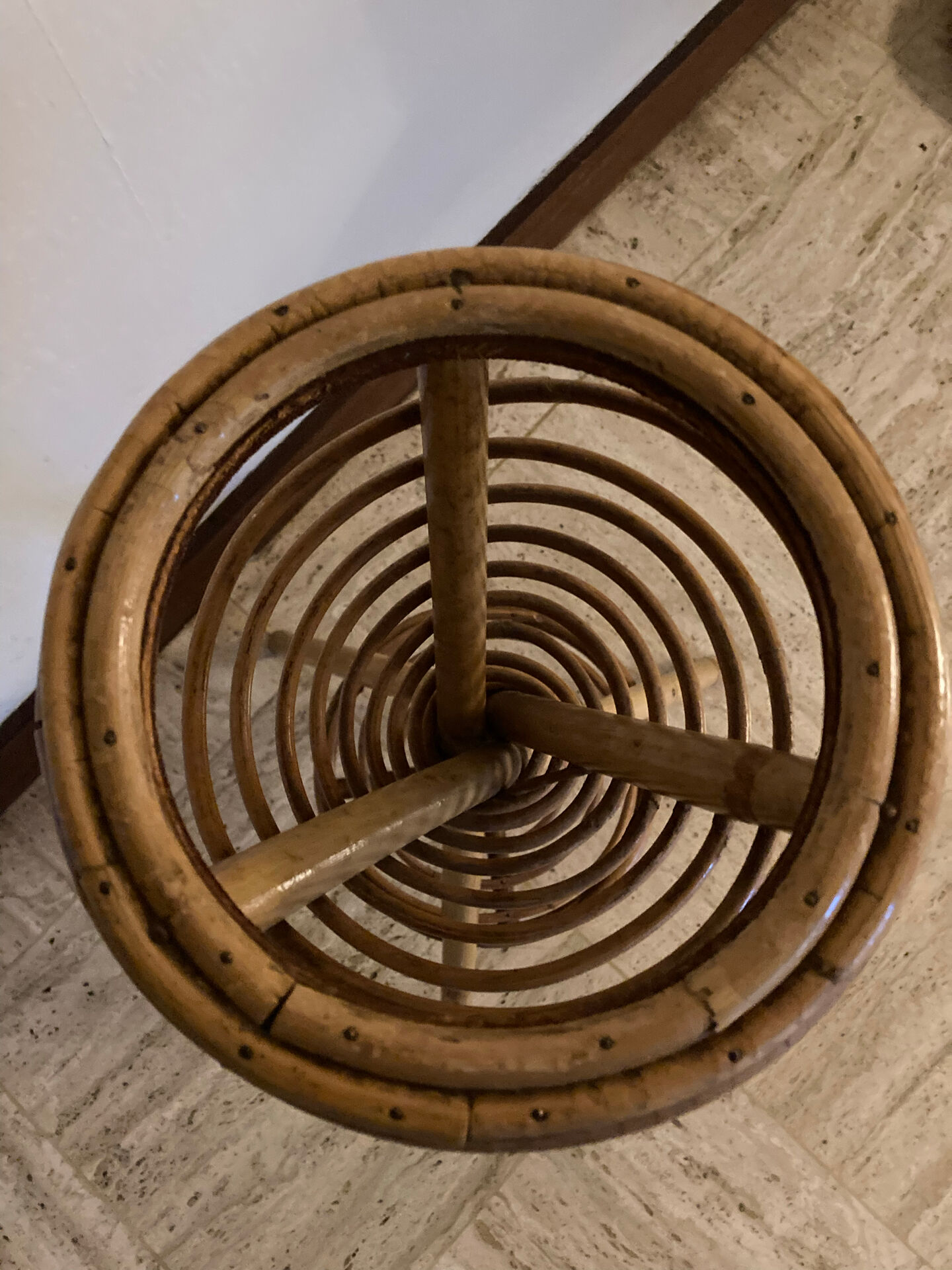 Cendrier sur pied en rotin vintage