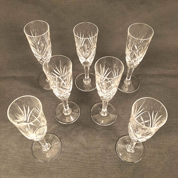 Série de sept flûtes à champagne, Cristal Saint-louis modèle Chantilly