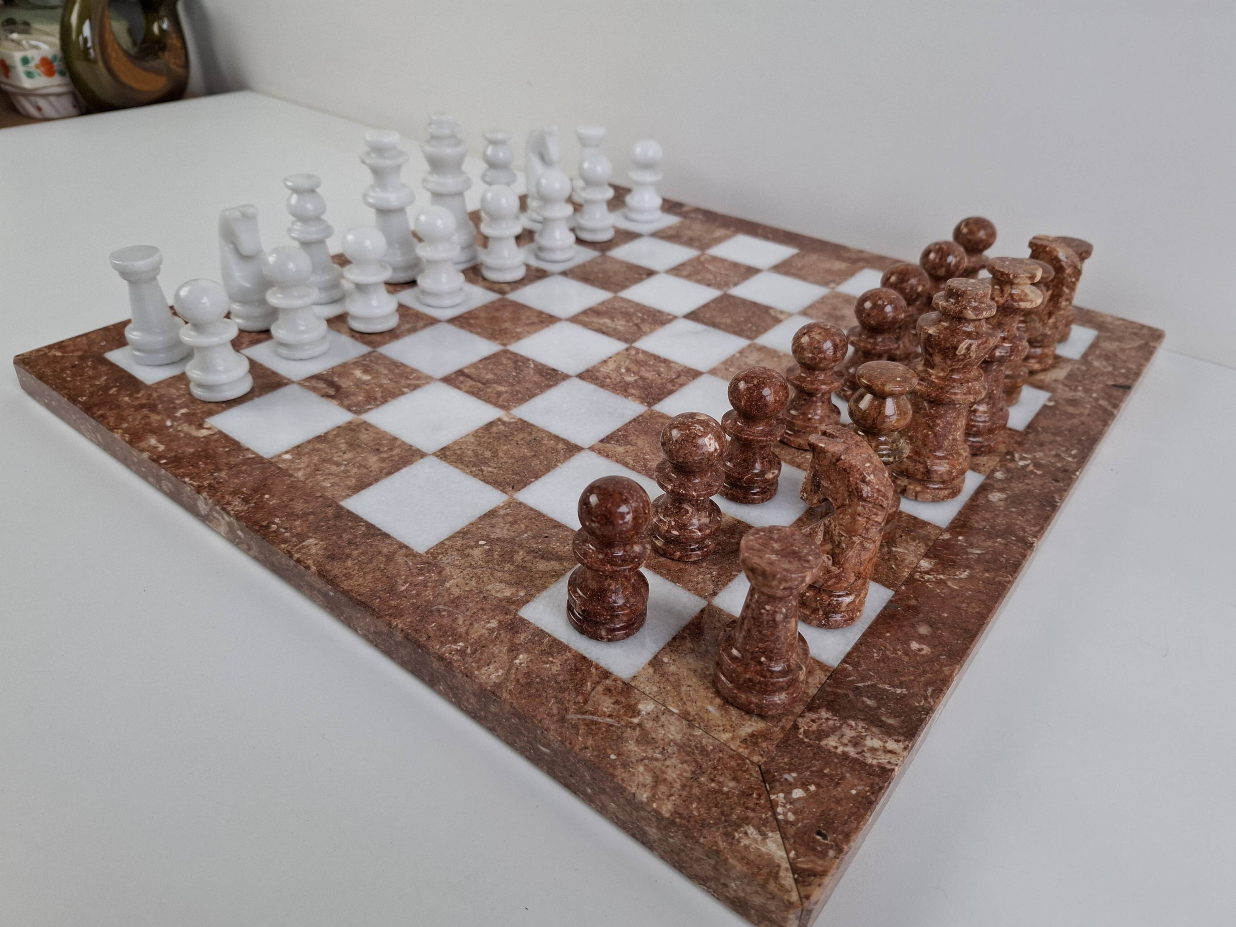 Ensemble d’échecs en marbre allemand vintage, échiquier moderne en pierre du milieu du siècle, 1970