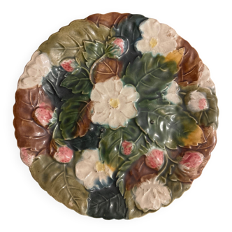 Barbotine plate strawberries