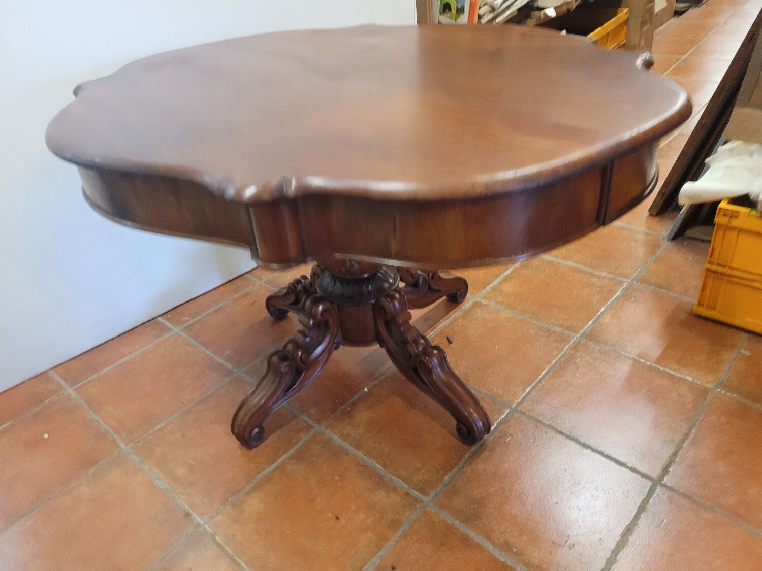 Mahogany gueridon with 1 extension cord