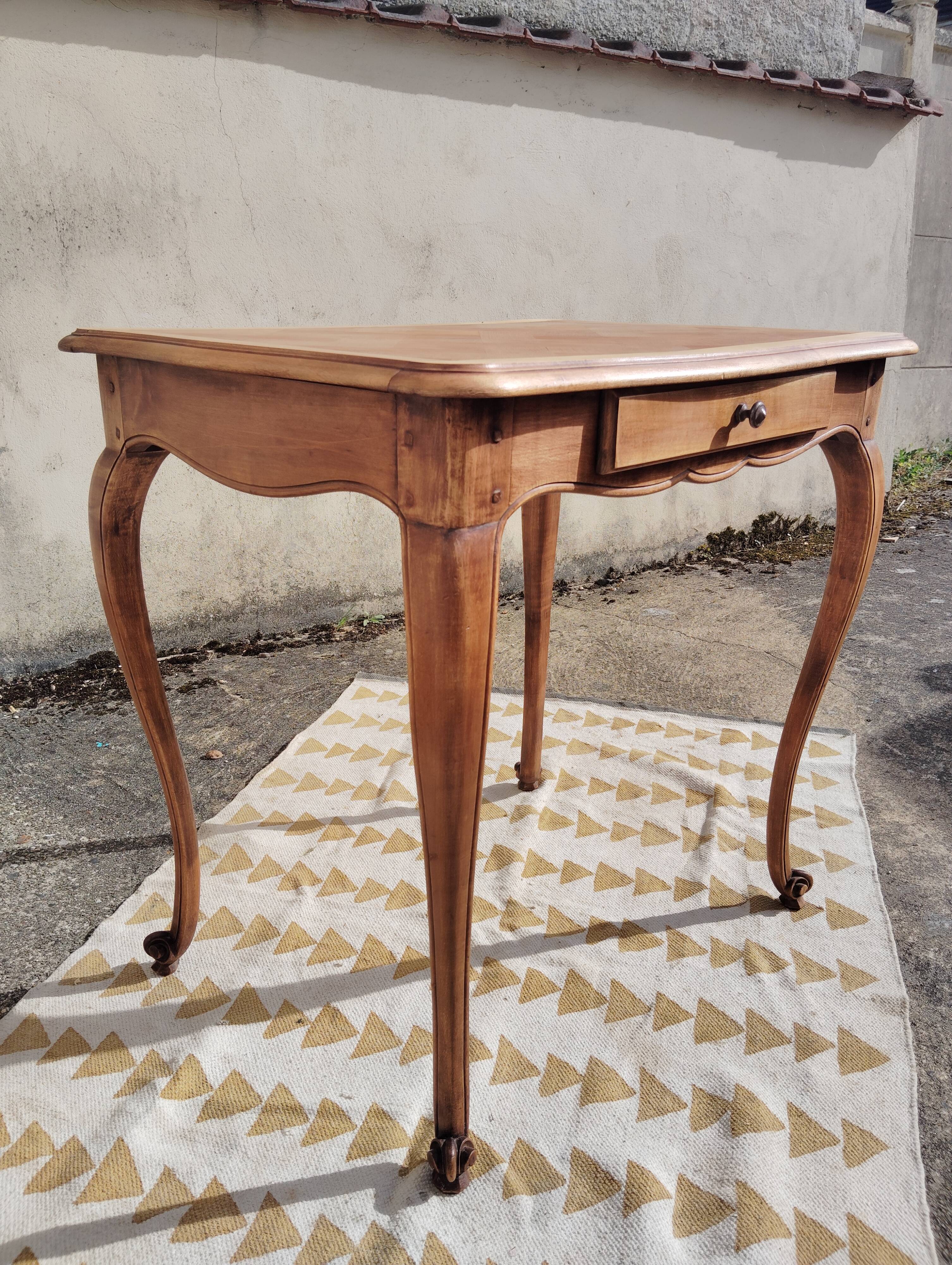 Table ou écritoire style Louis XV noyer éclairci