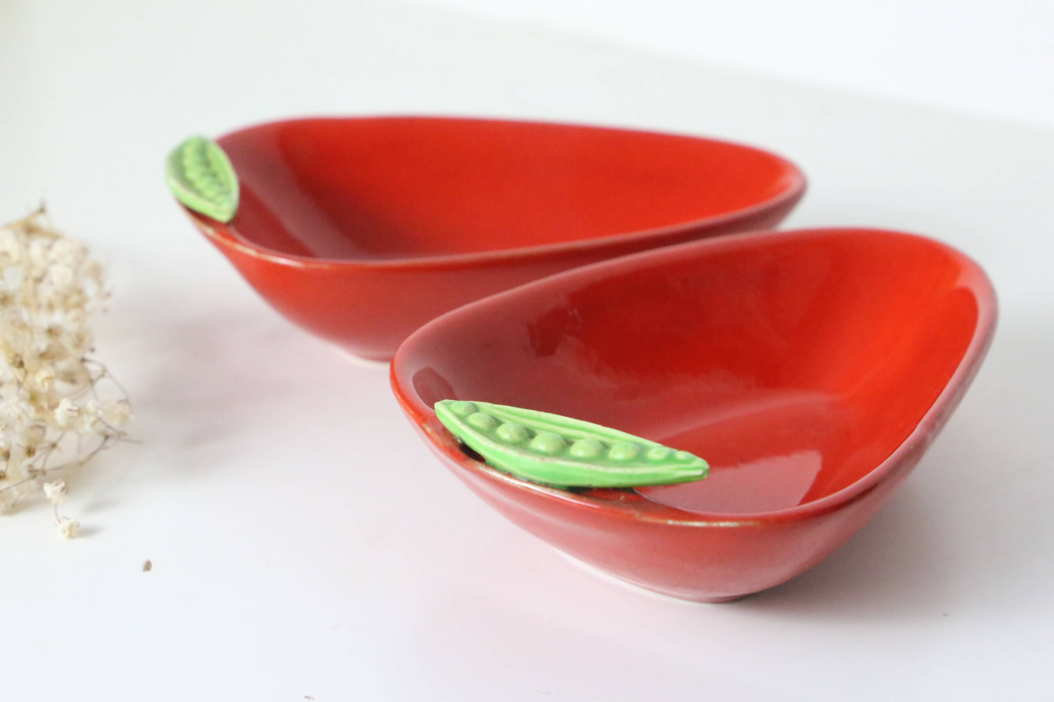 Pair of Saint Clément barbotine dishes