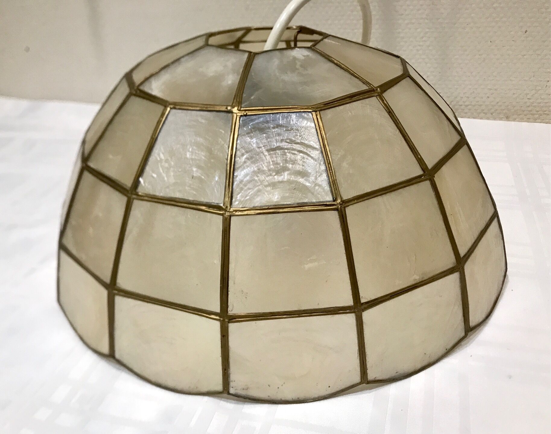 Mother-of-pearl and brass suspension