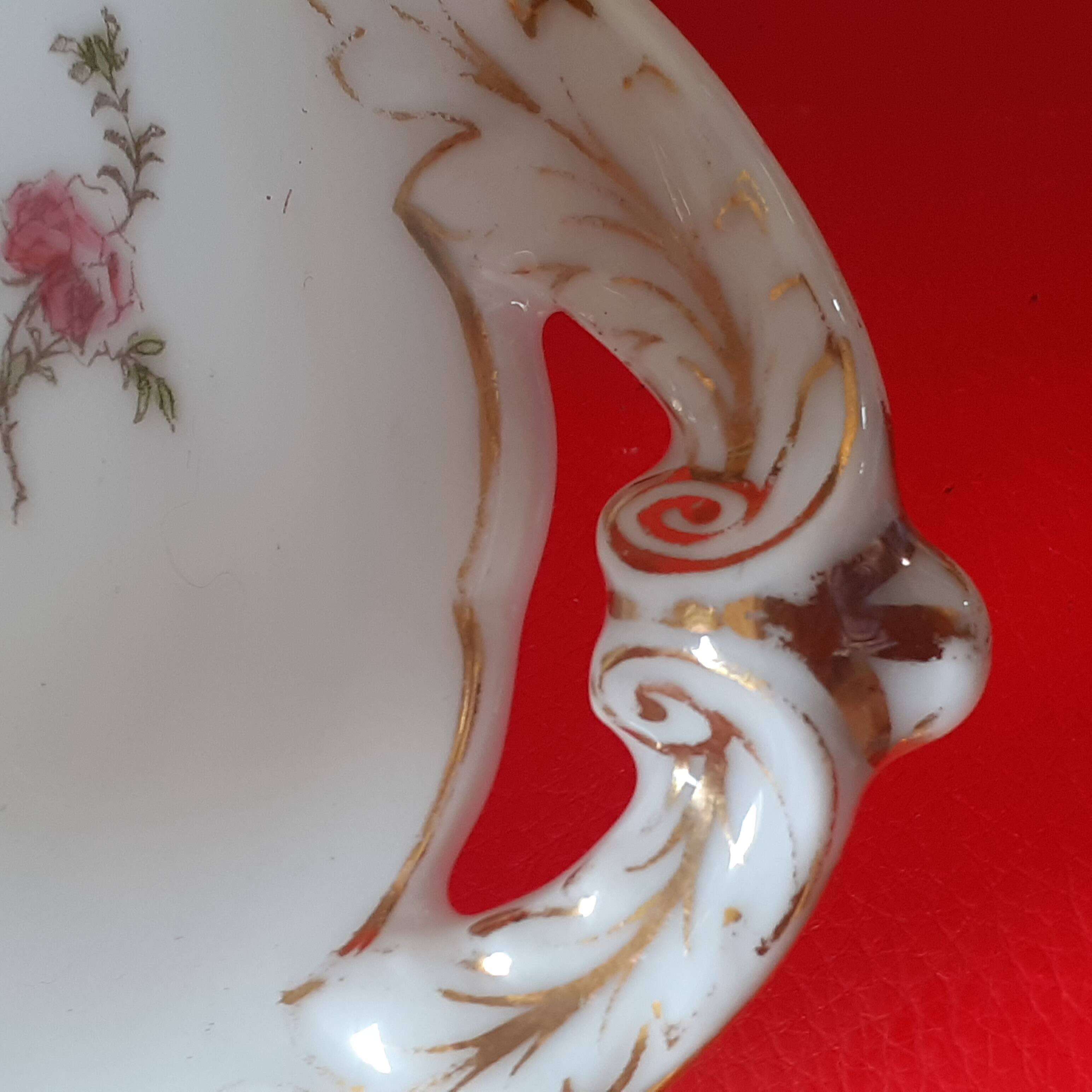 Saucière early twentieth century. Haviland. Limoges.Floral motif, hand painted.