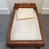 Ancien lit en bois pour poupée avec matelas et oreiller