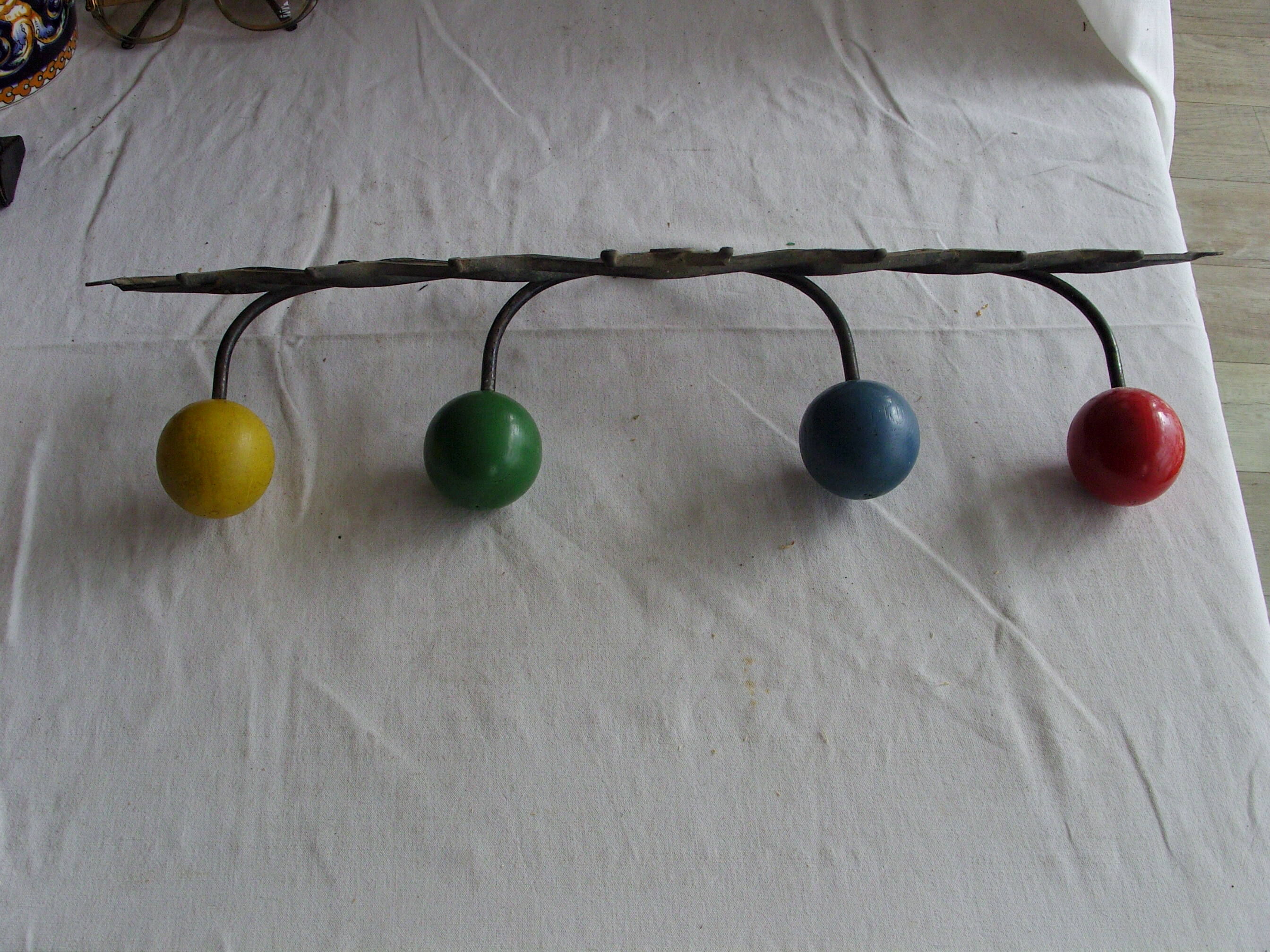 Porte manteaux mural vintage fer forgé et boule en bois de couleur rouge bleu jaune vert