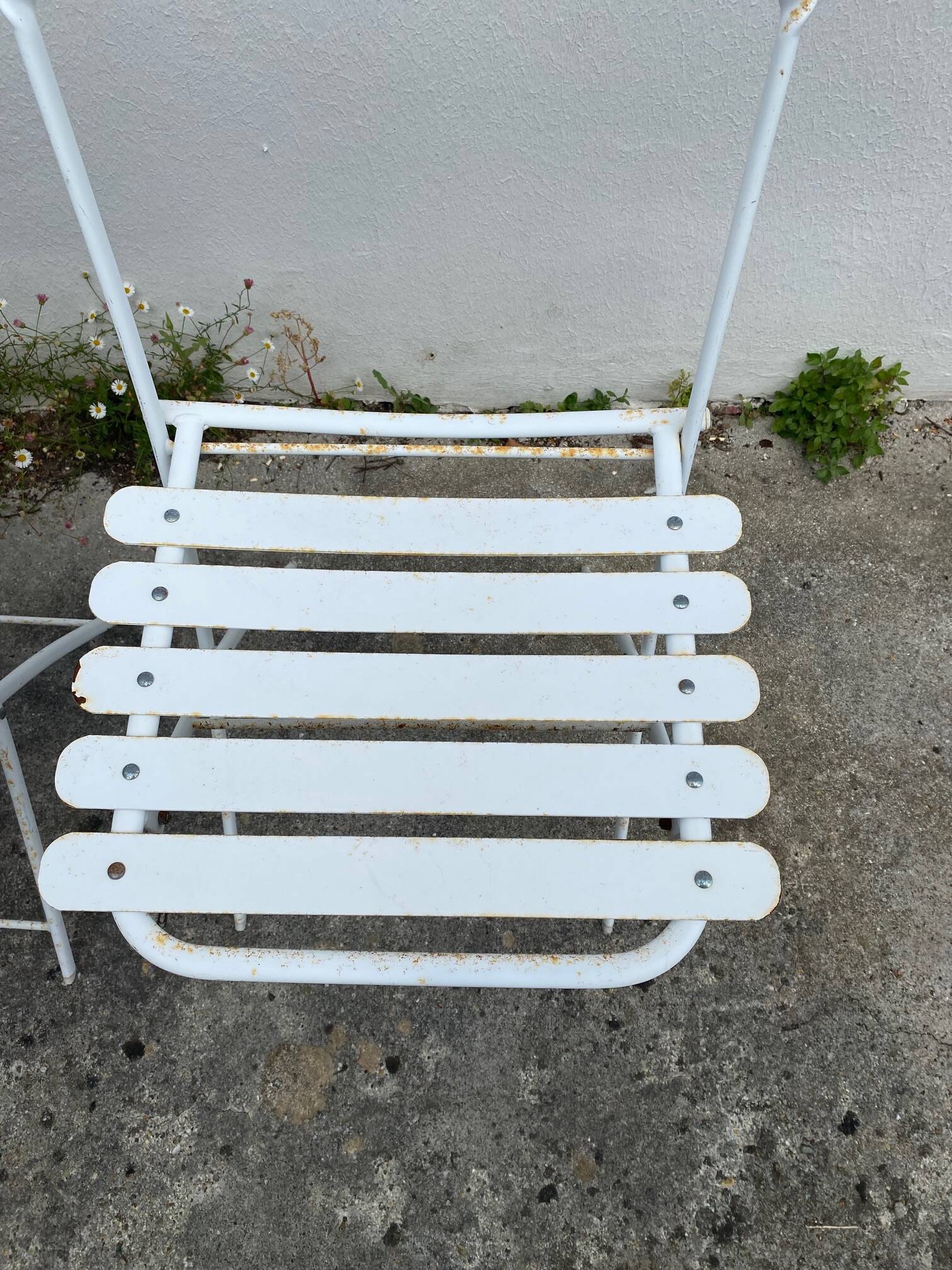 Pair of 80s folding garden chairs in white metal
